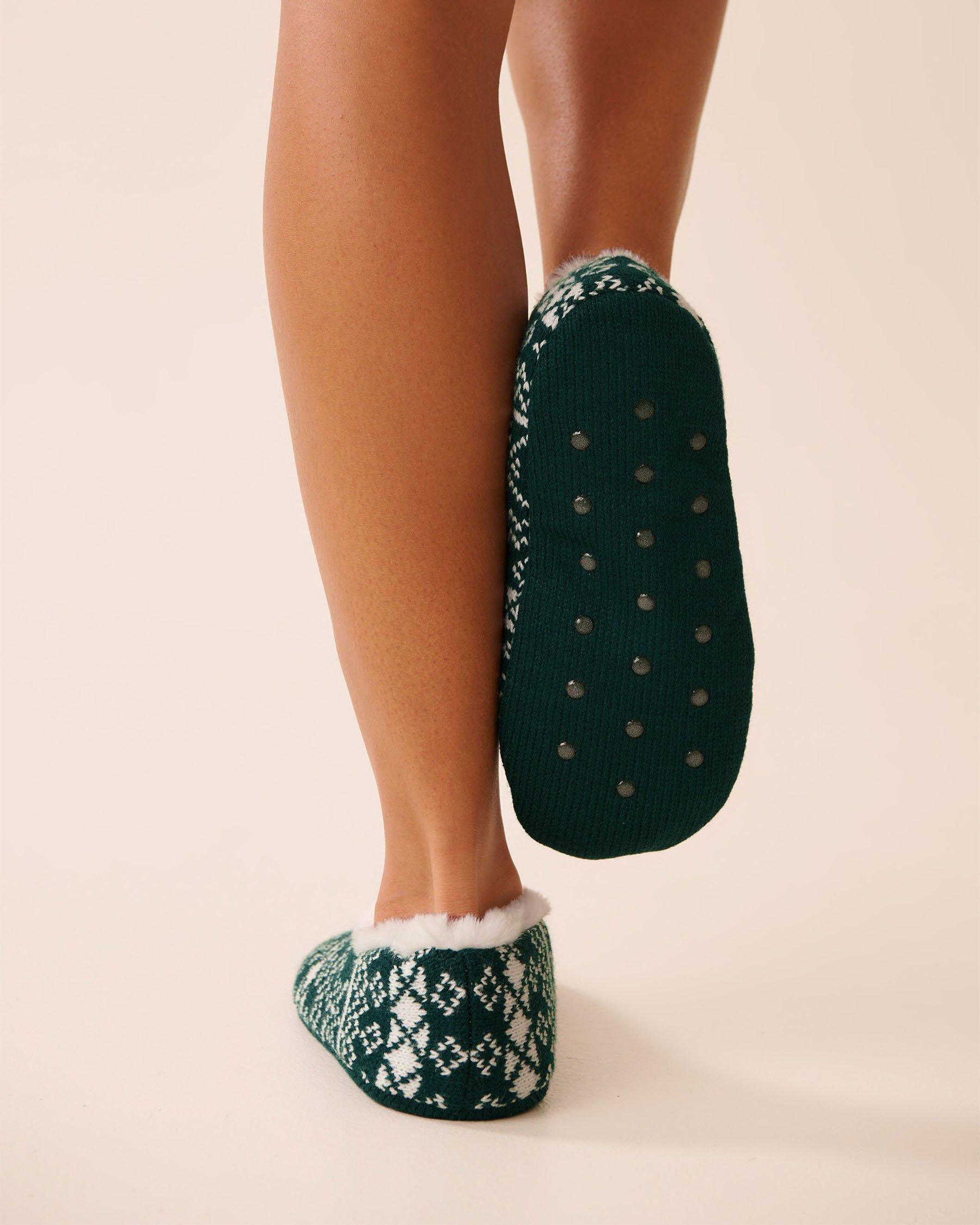LA VIE EN ROSE Bas pantoufles en tricot torsadé et fausse fourrure Vert sapin/Imprimé nordique 40700445 - Voir2