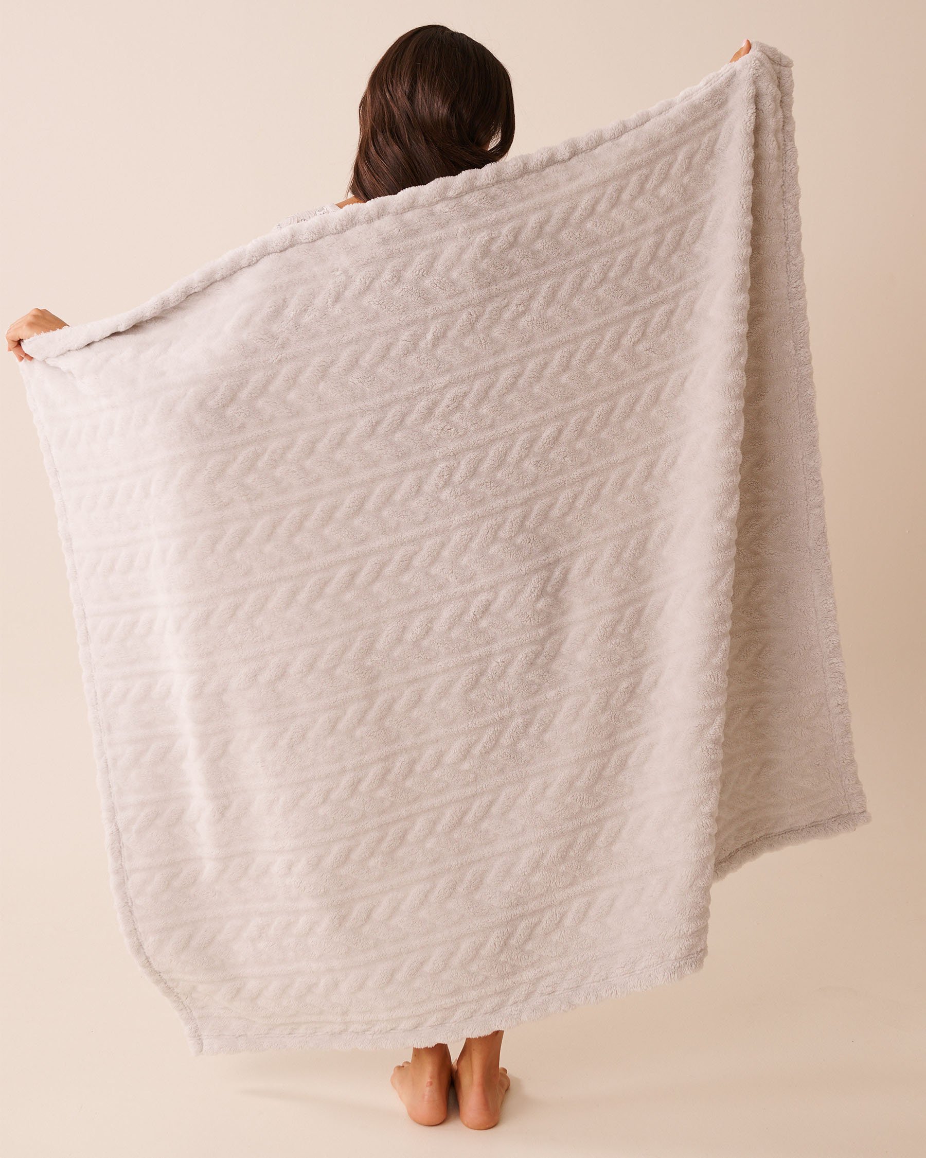 LA VIE EN ROSE Couverture effet tricoté en peluche douce Gris pâle 40700439 - Voir1