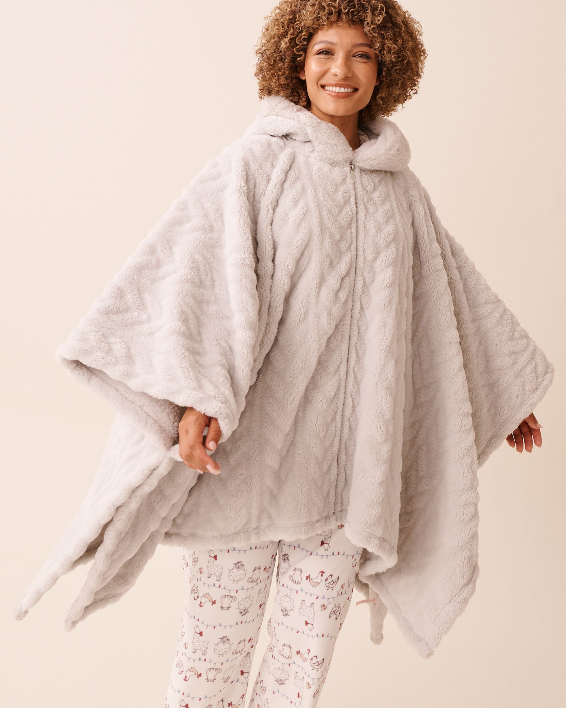 LA VIE EN ROSE Cable Effect Soft Plush Hooded Cape Light Grey 40700442 - View5