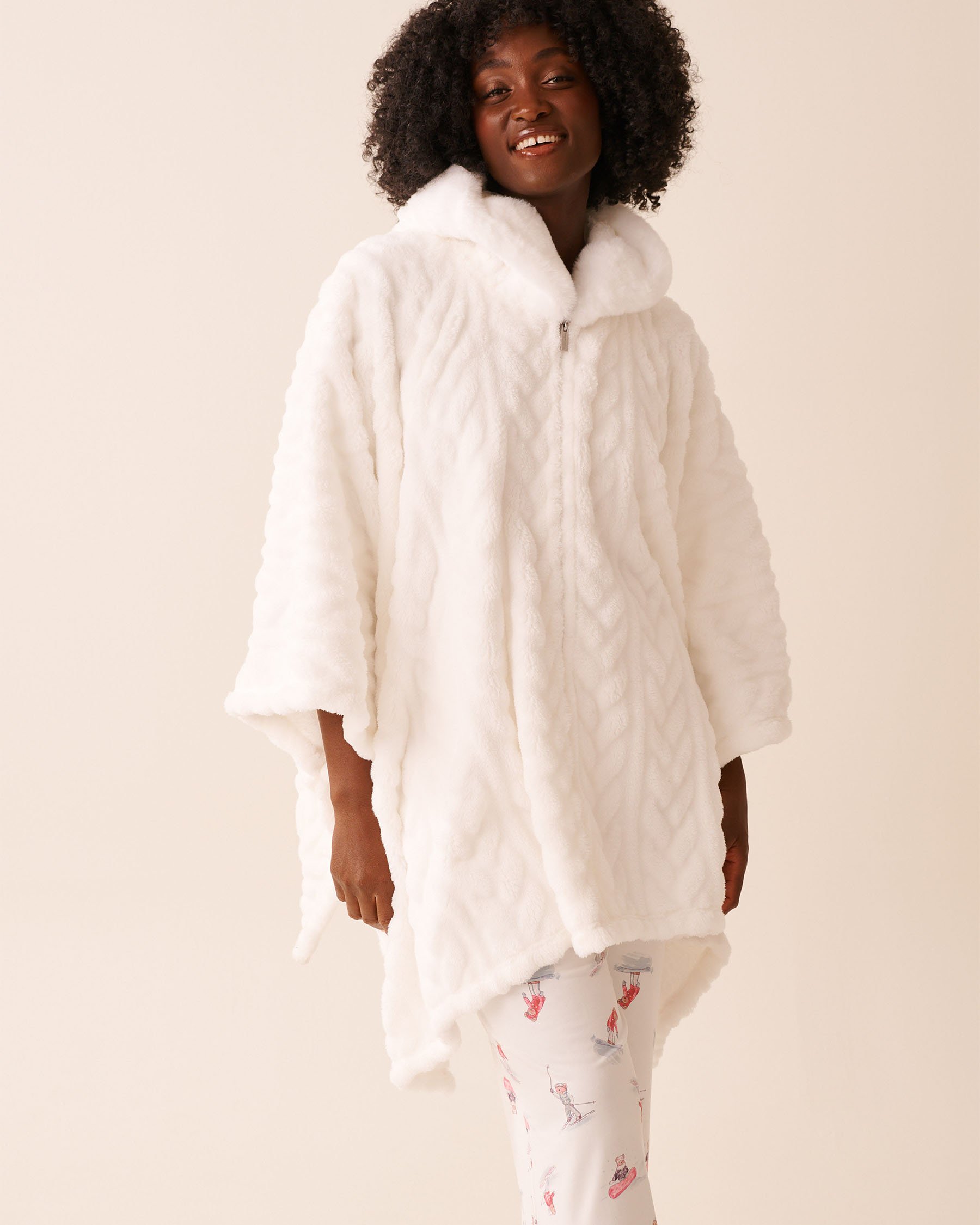 LA VIE EN ROSE Cape à capuchon en peluche douce torsadée Blanc neige 40700442 - View1