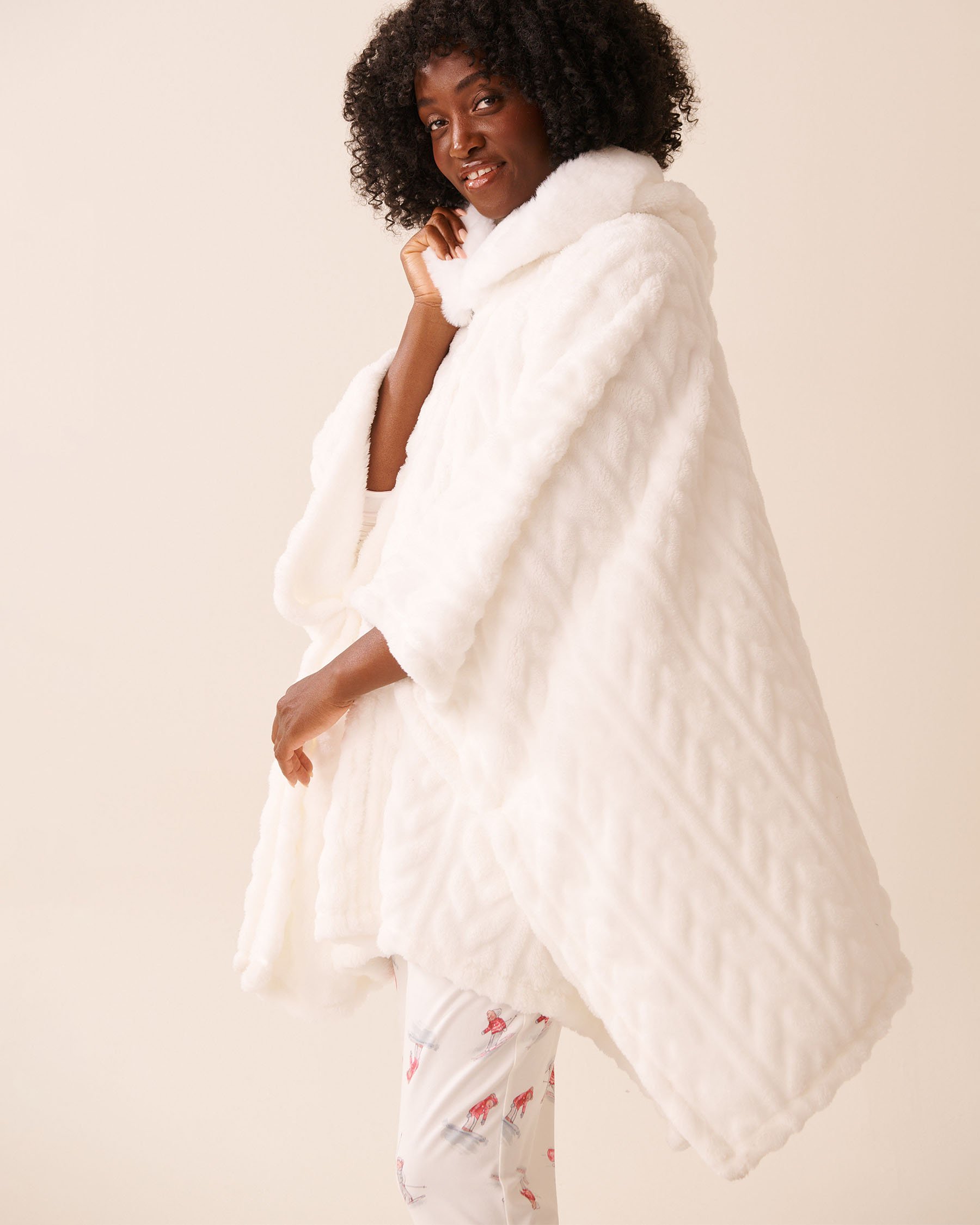 LA VIE EN ROSE Cape à capuchon en peluche douce torsadée Blanc neige 40700442 - View6