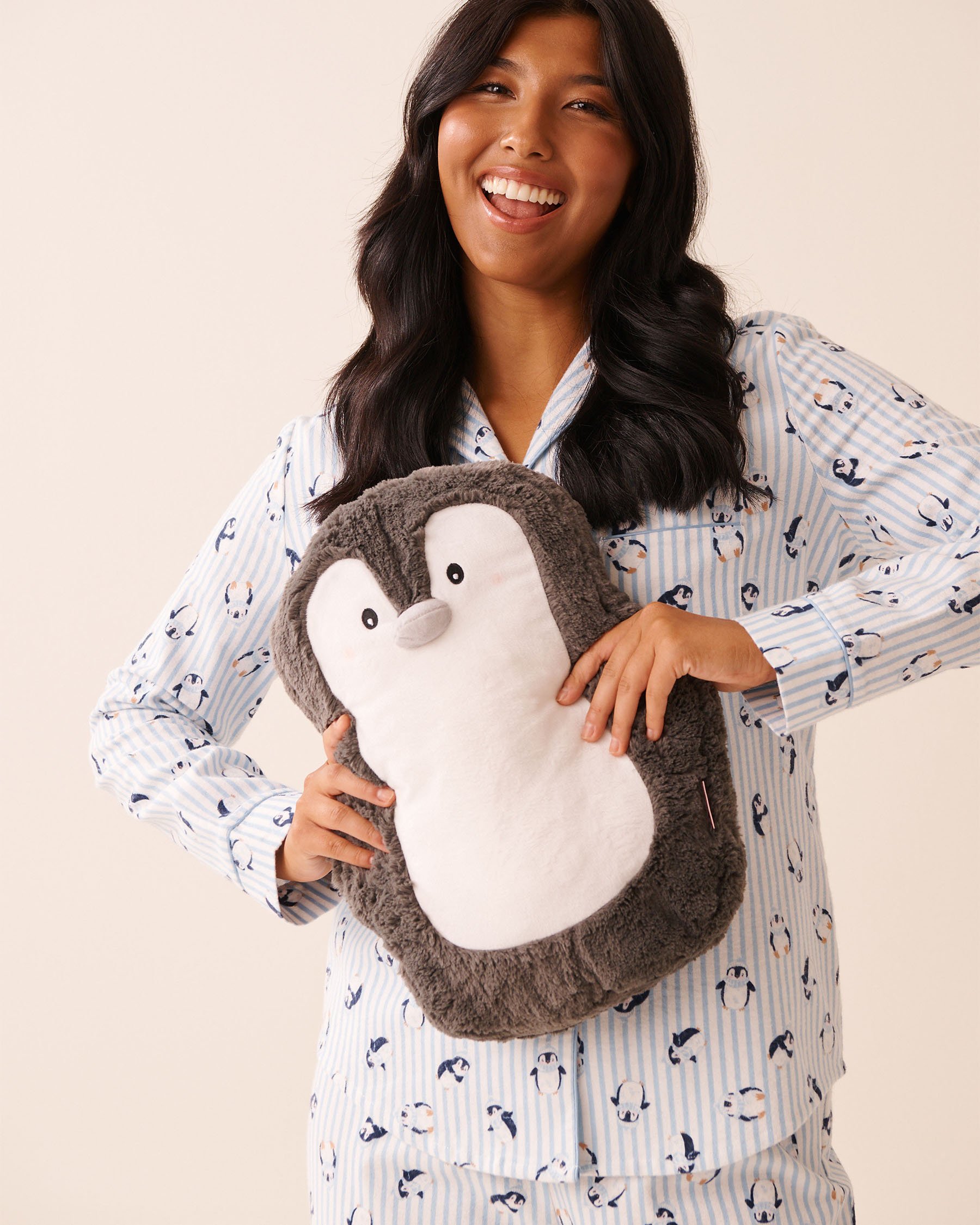 LA VIE EN ROSE Penguin Hot Water Bottle Grey/Penguin 40700433 - View3