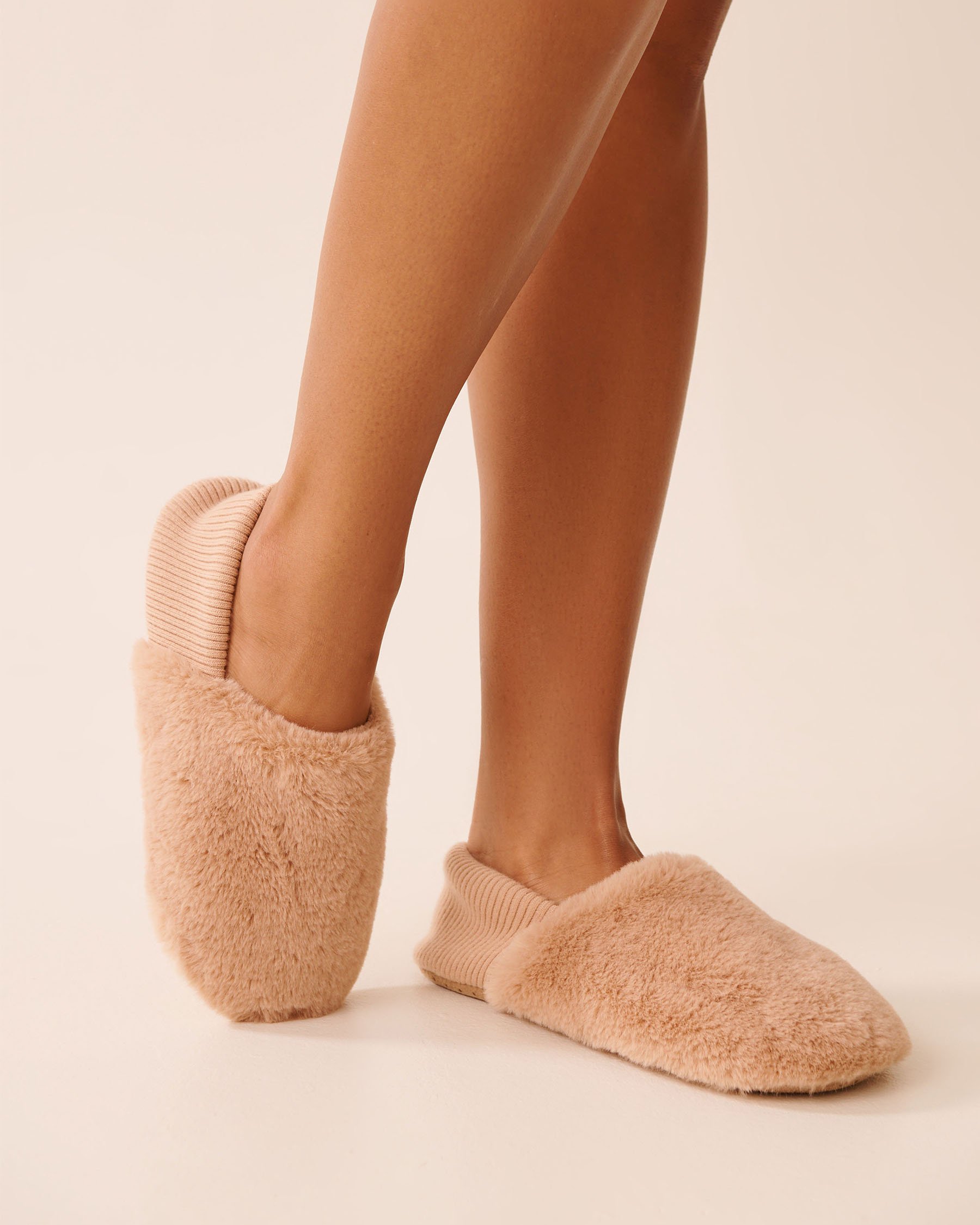 LA VIE EN ROSE Ribbed Back Soft Plush Slipper Socks Light Brown 40700430 - View1