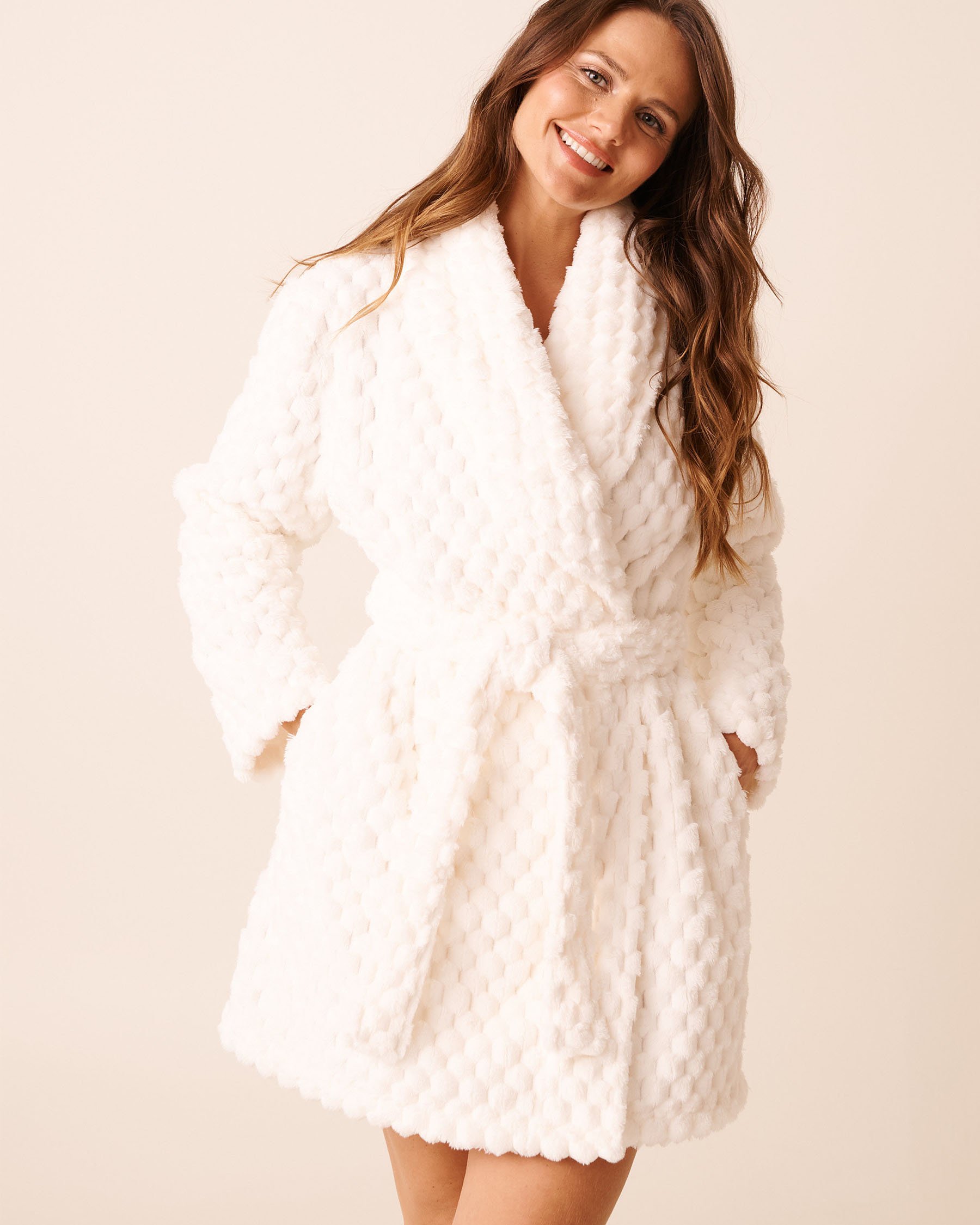 LA VIE EN ROSE Soft Plush Quilted Effect Robe Snow White 40600219 - View1