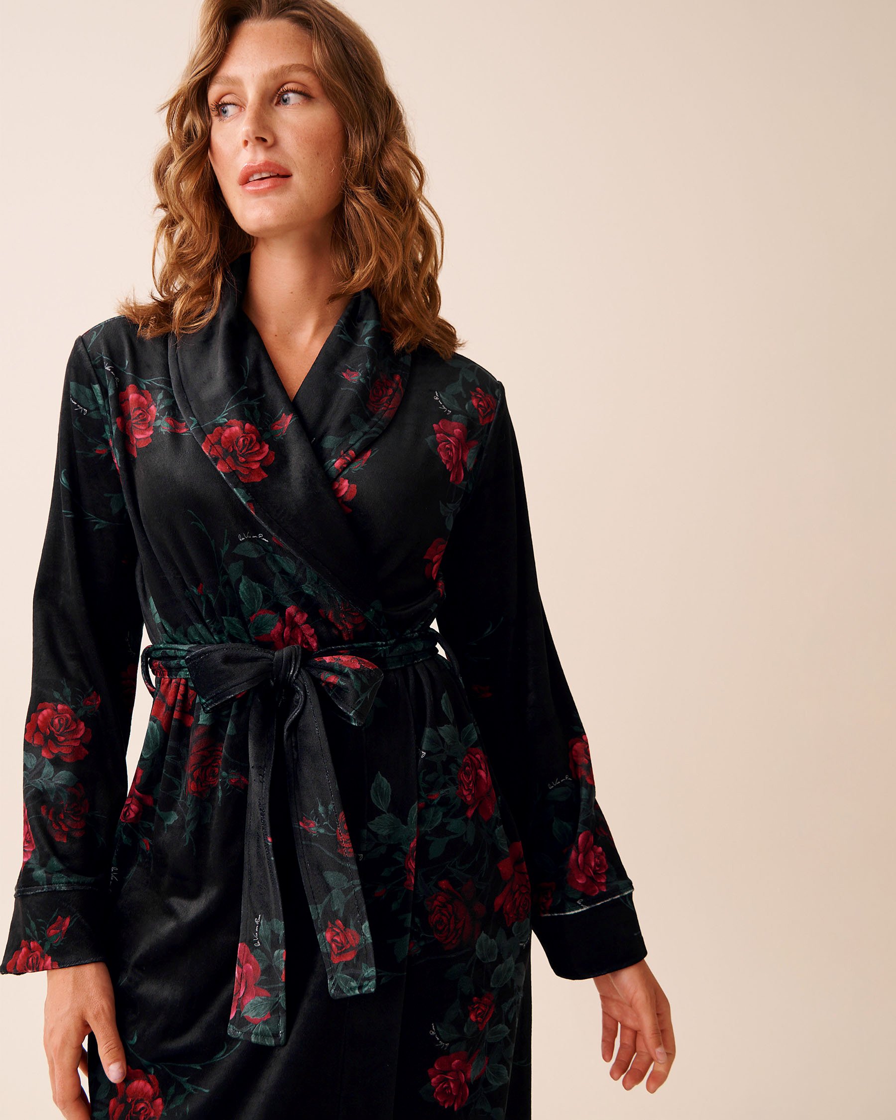 LA VIE EN ROSE Velvety Softness Long Robe Black/Red Roses 40600225 - View5