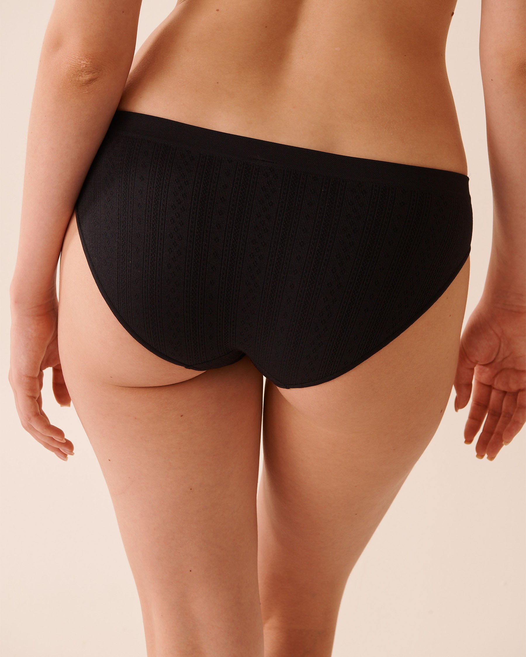 LA VIE EN ROSE Seamless Fabric Pointelle Bikini Panty Black 20200710 - View2