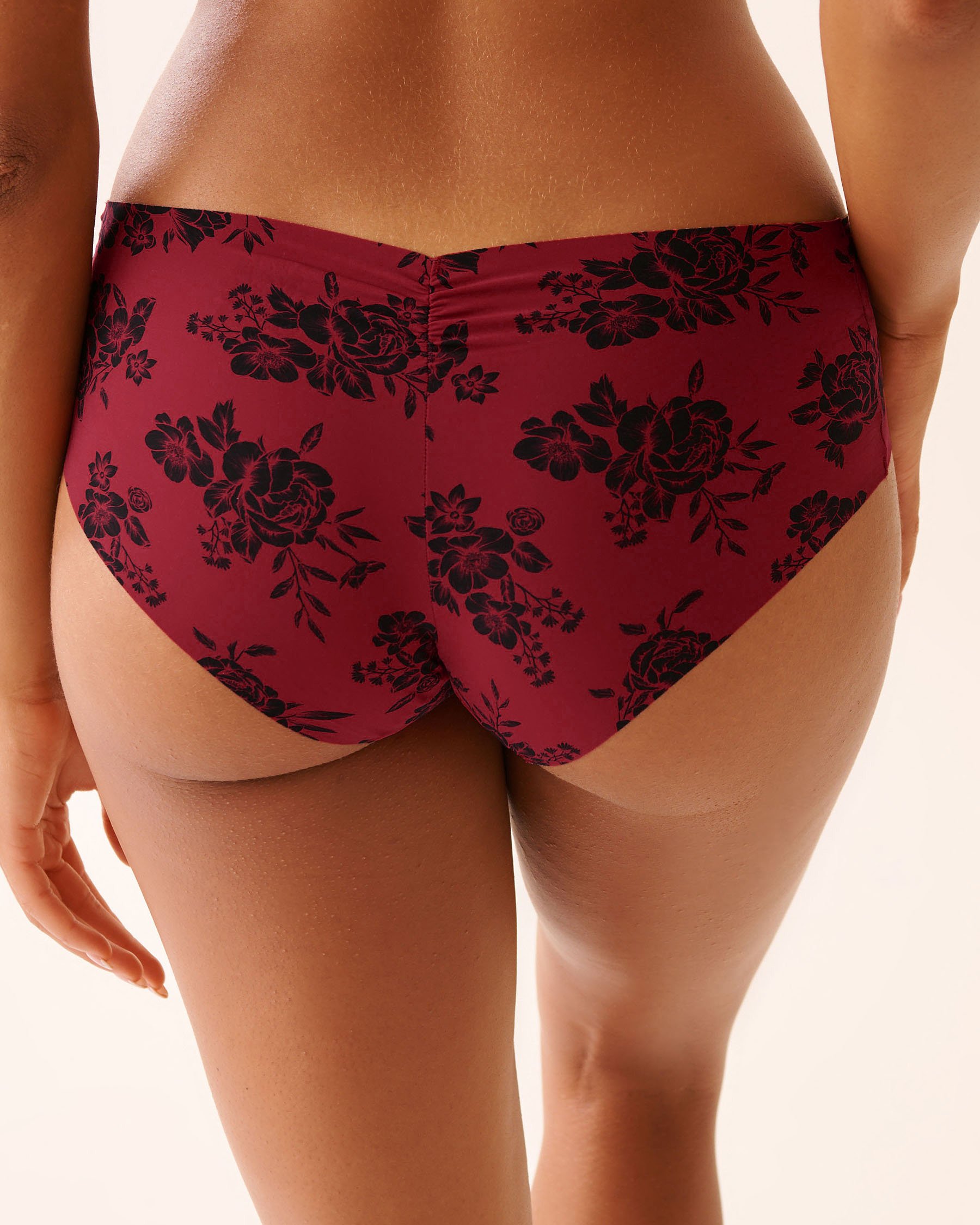 LA VIE EN ROSE Microfiber Invisible Hiphugger Panty Red/Black Flowers 20200718 - View2