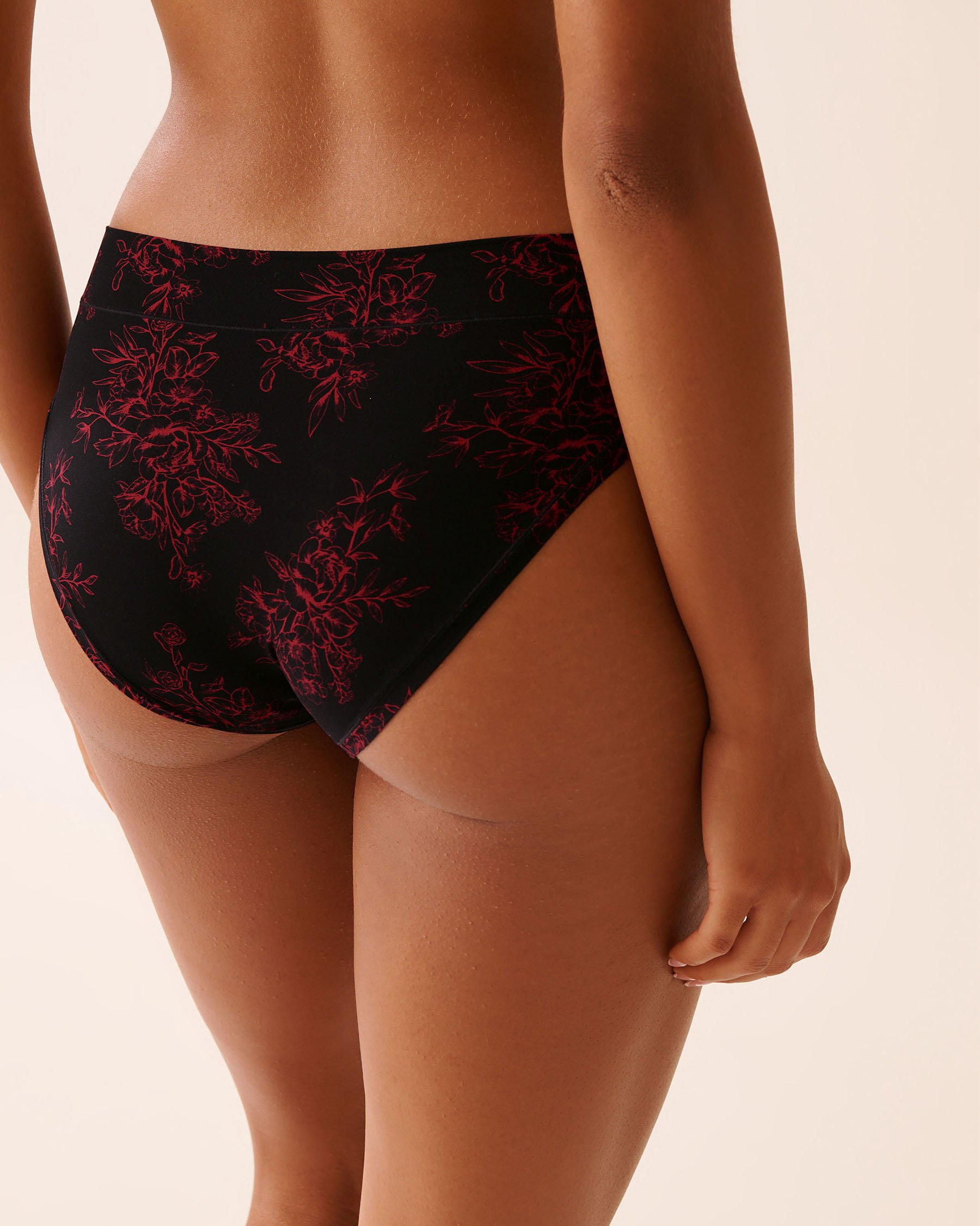 LA VIE EN ROSE Perfect Fit Bikini Panty Black/Red Flowers 20200728 LA VIE EN ROSE Perfect Fit Bikini Panty Black/Red Flowers 20200728 - View2