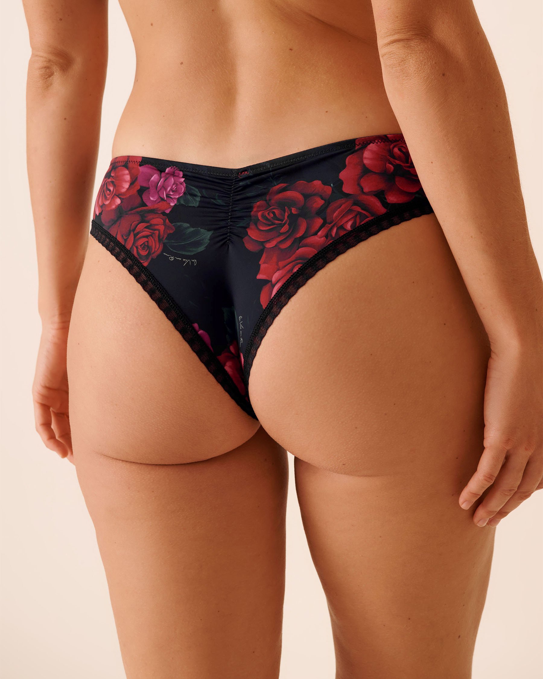LA VIE EN ROSE Culotte cheeky en microfibre et dentelle festonnée Noir/Roses rouges 20300461 LA VIE EN ROSE Culotte cheeky en microfibre et dentelle festonnée Noir/Roses rouges 20300461 - View4