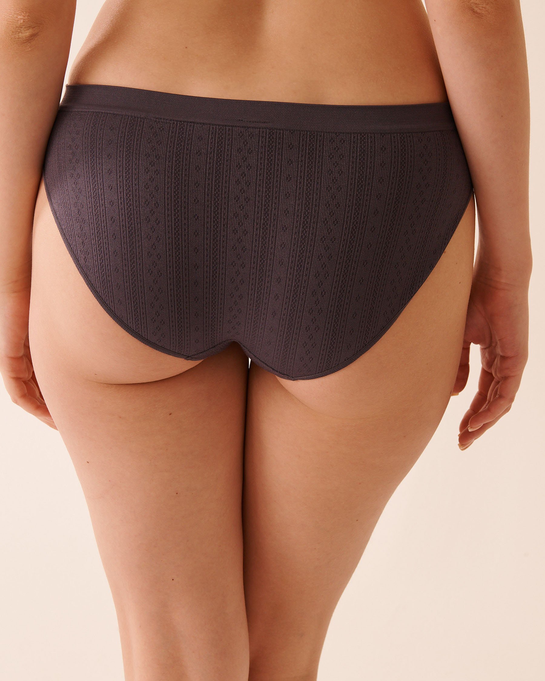 LA VIE EN ROSE Seamless Fabric Pointelle Bikini Panty Anthracite 20200710 - View2