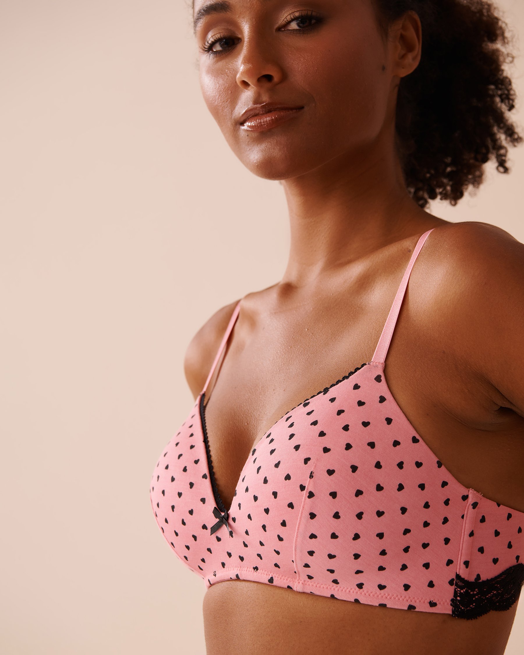 LA VIE EN ROSE Soutien-gorge doublure légère sans armatures en modal et dentelle Rose/Cœurs noirs 10200453 - View3