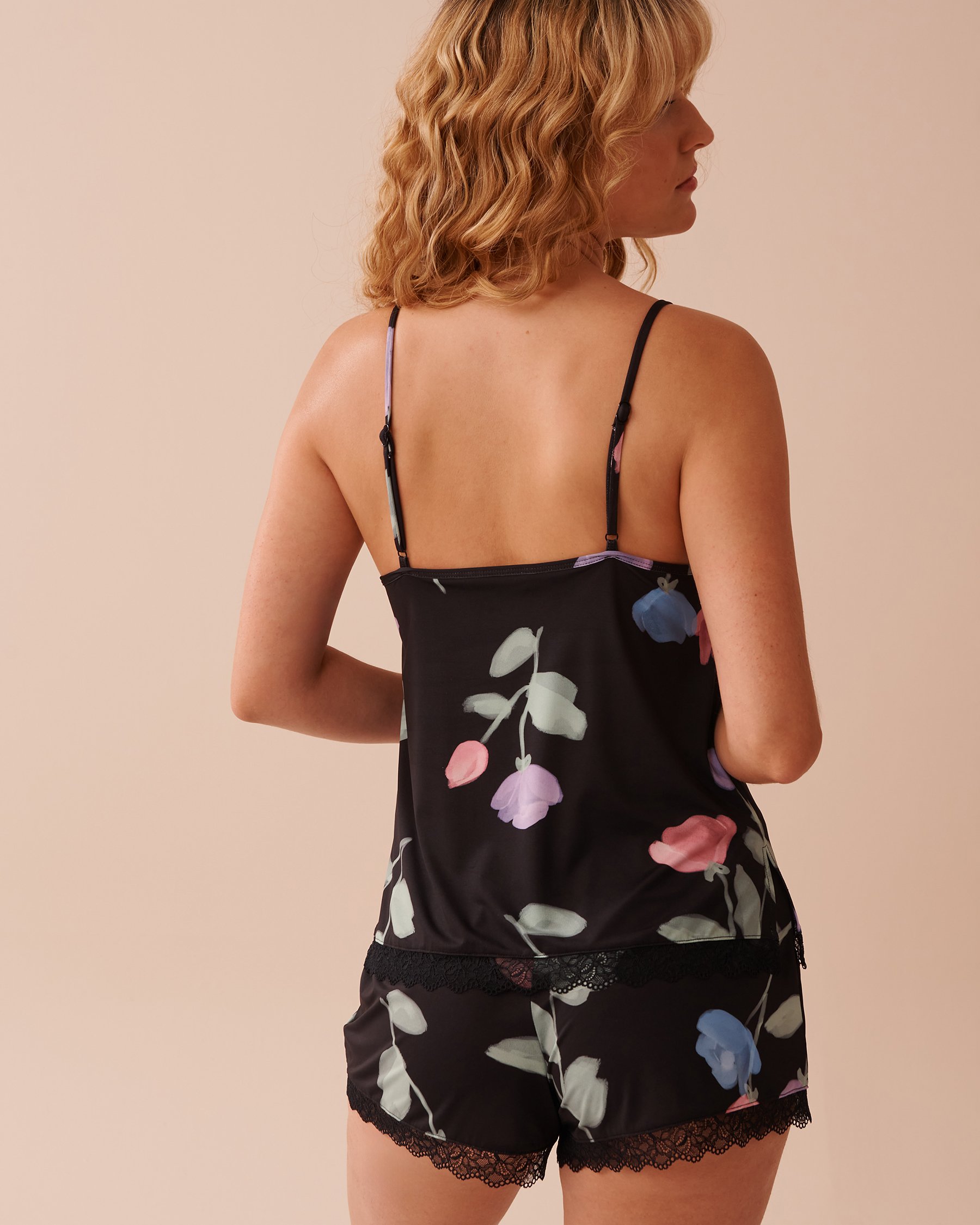 LA VIE EN ROSE Camisole bordure de dentelle en fibres recyclées imprimé tulipe Noir/Tulipes pastel 60100119 - Voir5