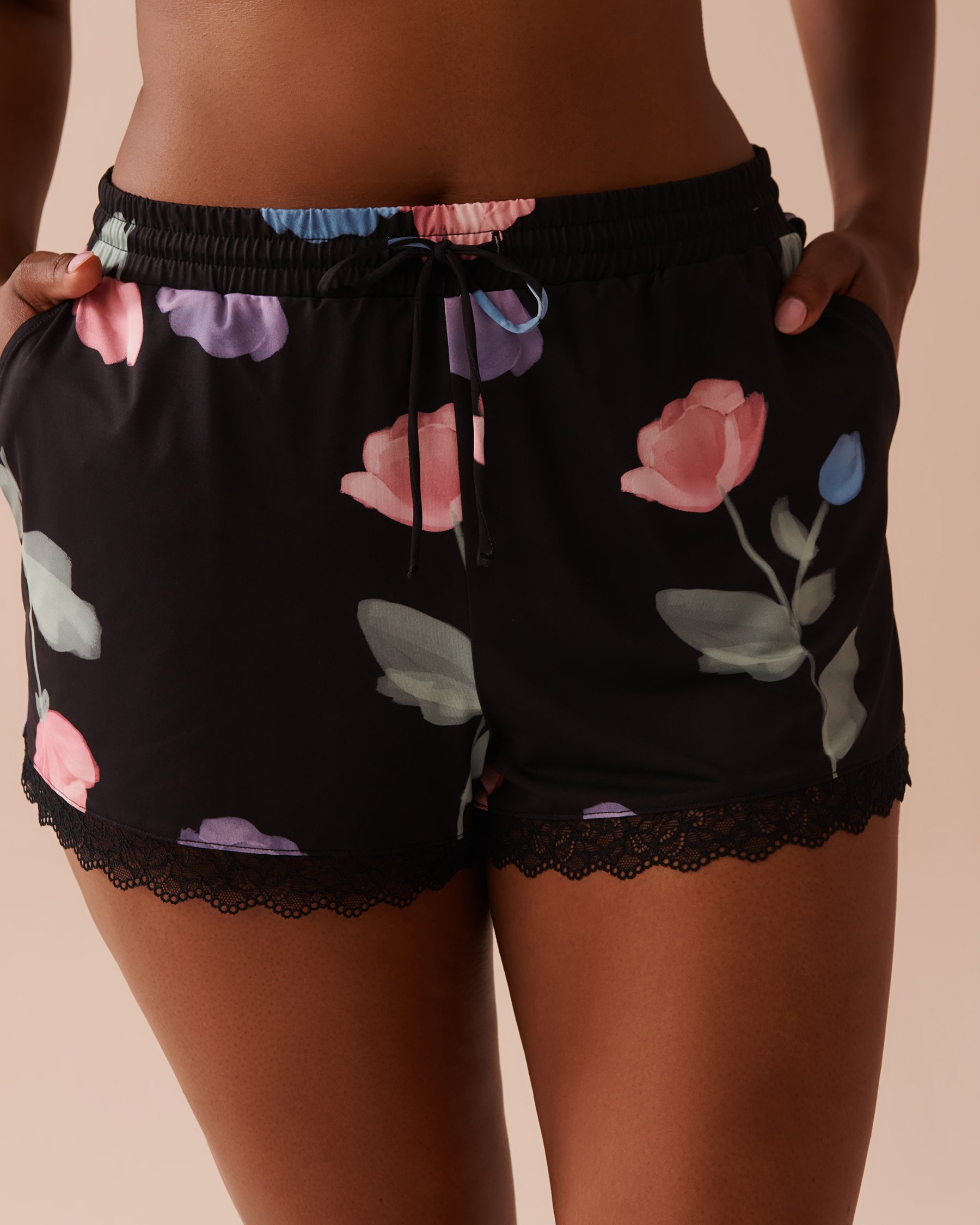 LA VIE EN ROSE Short bordure de dentelle en fibres recyclées imprimé tulipe Noir/Tulipes pastel 60200114 - Voir1