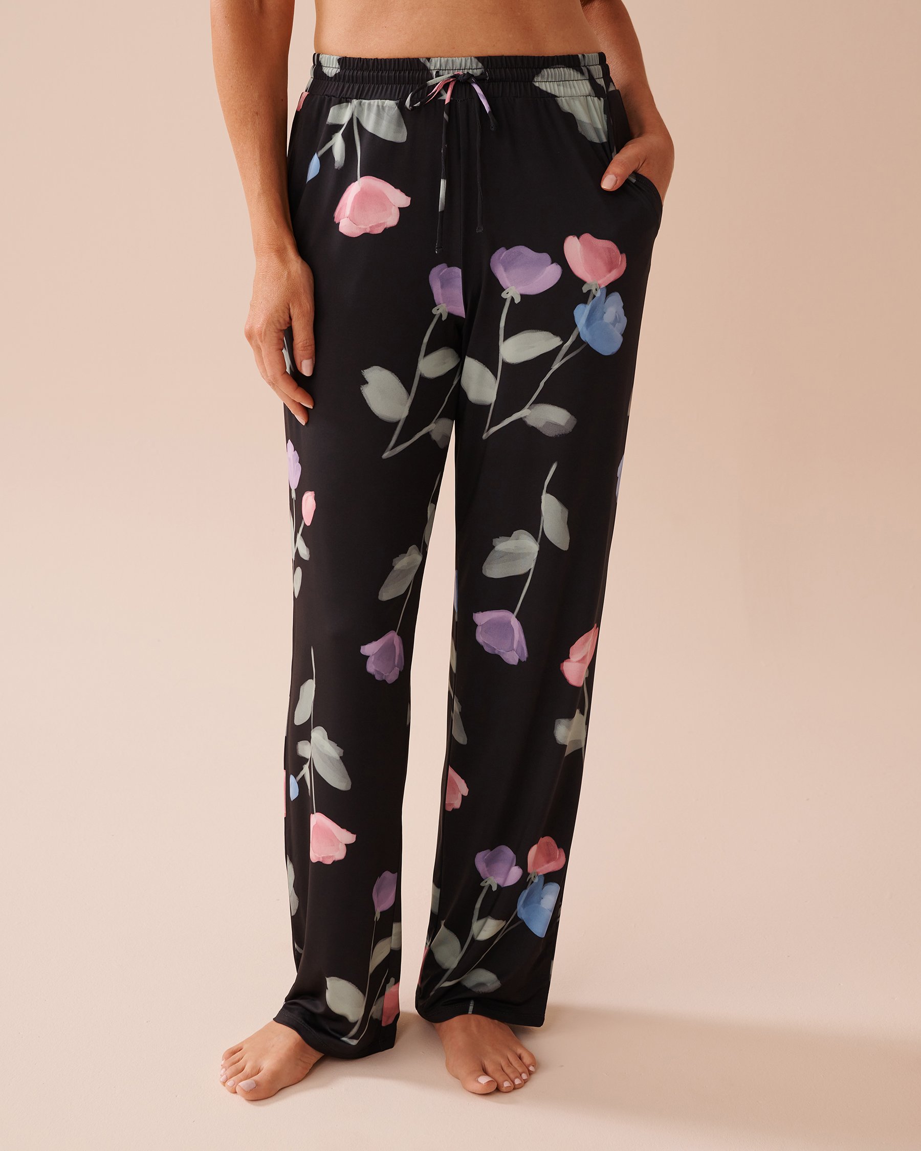 LA VIE EN ROSE Pantalon en fibres recyclées imprimé tulipe Noir/Tulipes pastel 60200115 - Voir1