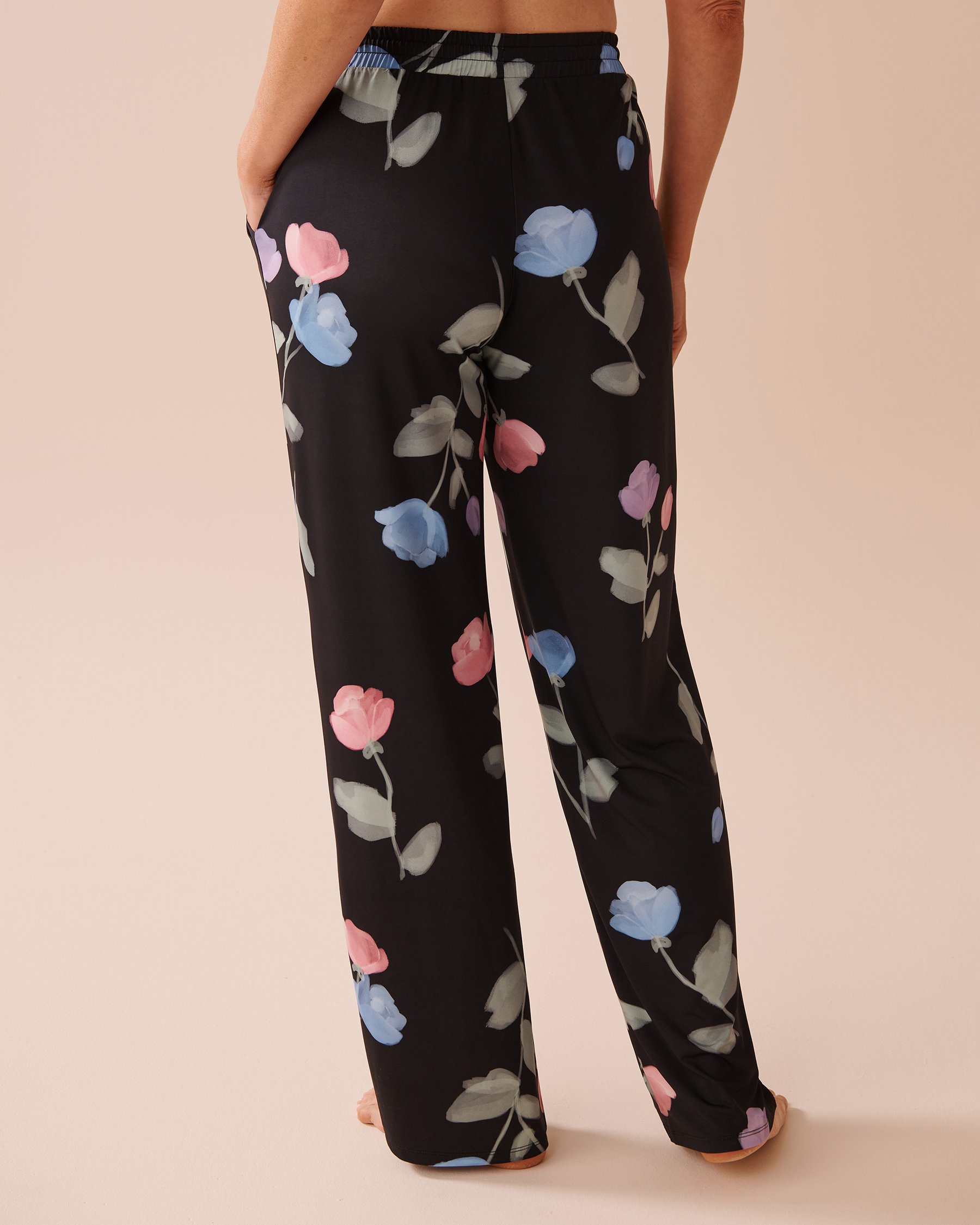 LA VIE EN ROSE Pantalon en fibres recyclées imprimé tulipe Noir/Tulipes pastel 60200115 - Voir2