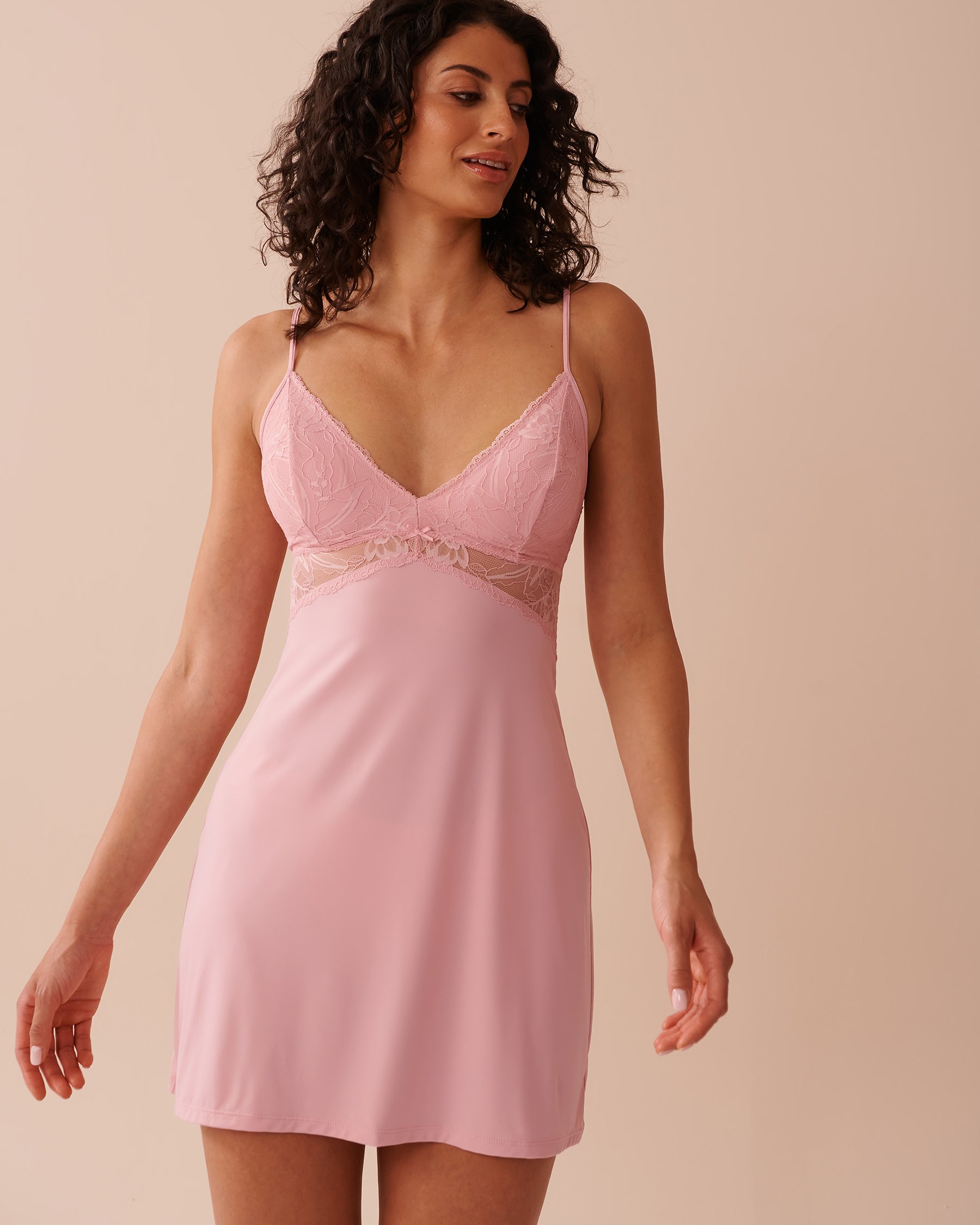 LA VIE EN ROSE Nuisette en microfibre avec insertions de dentelle Rose tendre 60500173 - Voir1