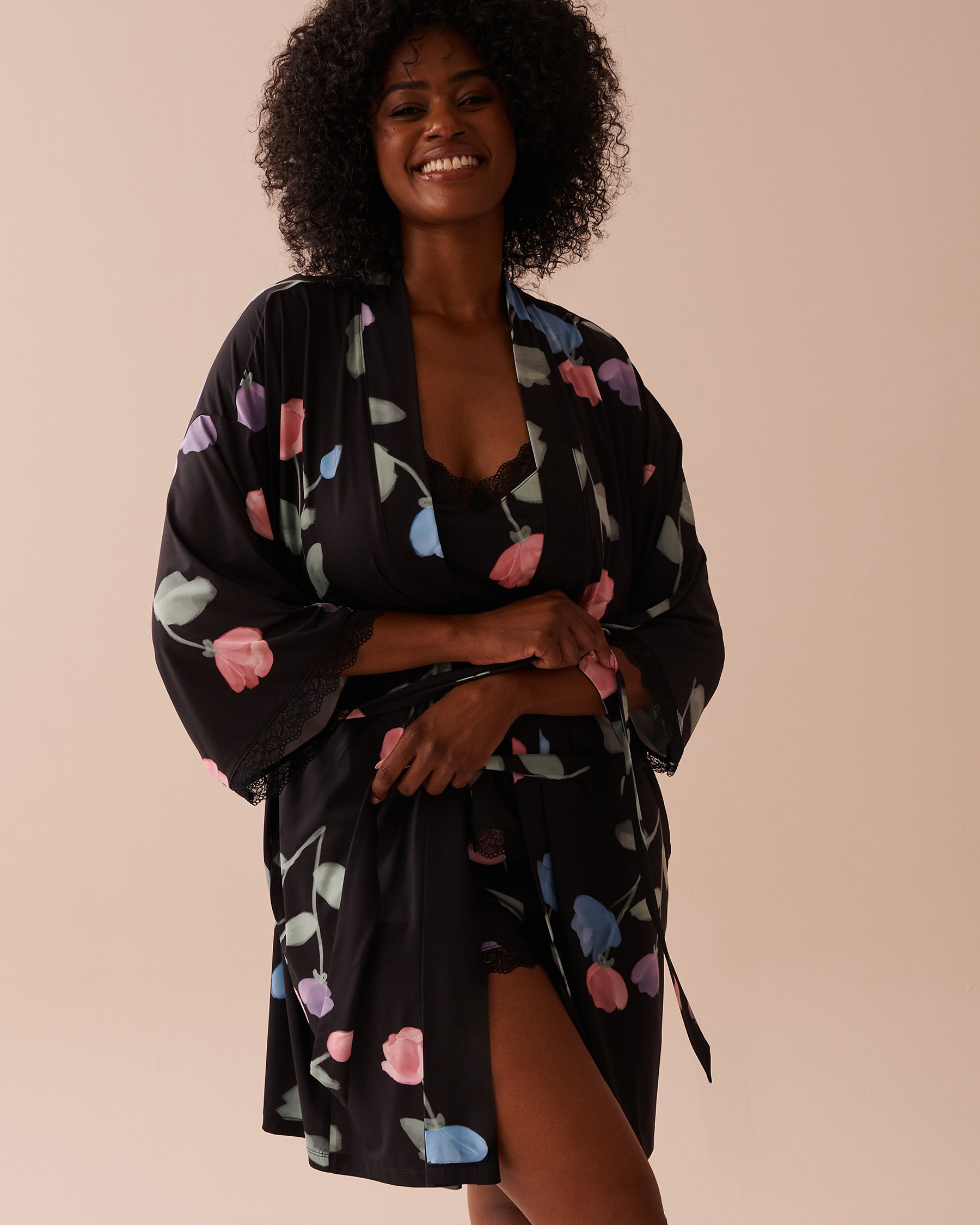 LA VIE EN ROSE Recycled Fibers Tulip Print Lace Trim Kimono Black/Pastel Tulips 60600086 - View4