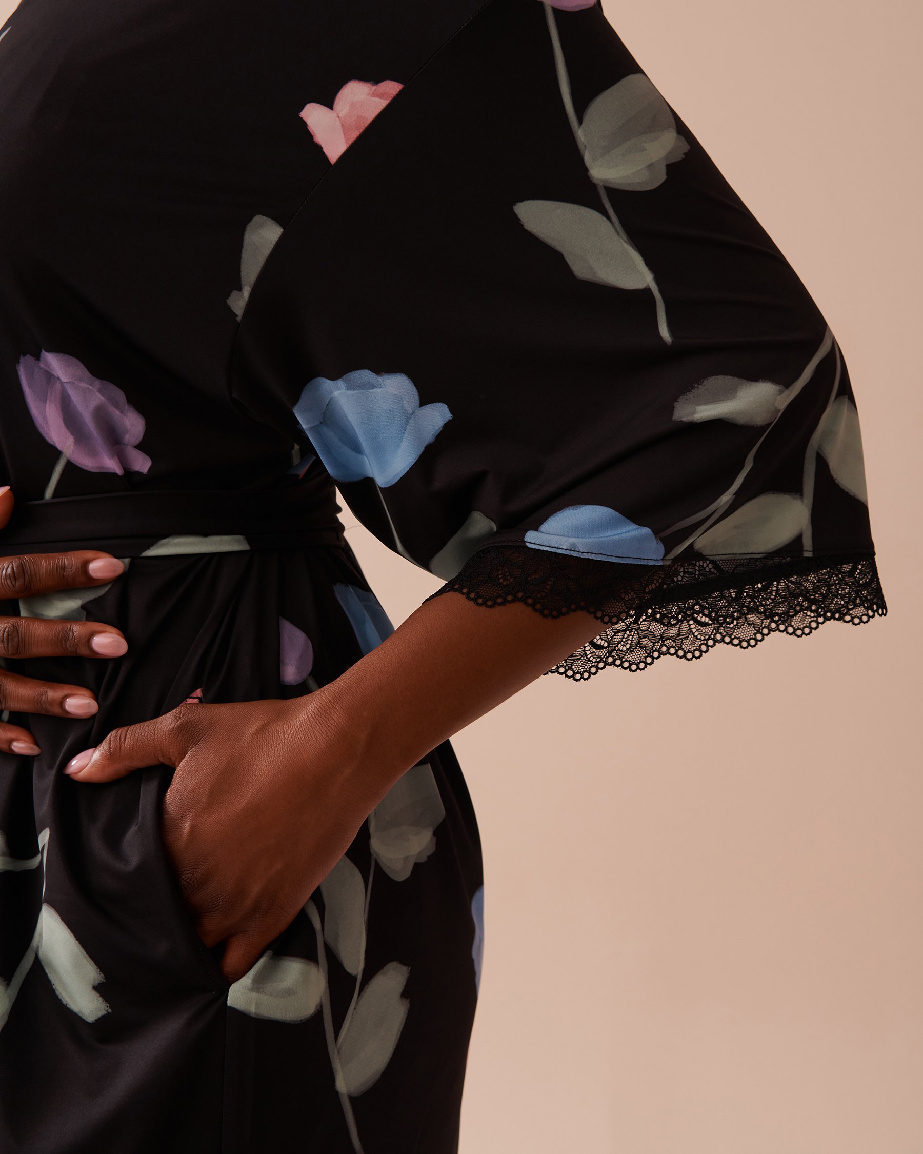 LA VIE EN ROSE Kimono bordure de dentelle en fibres recyclées imprimé tulipe Noir/Tulipes pastel 60600086 - View3