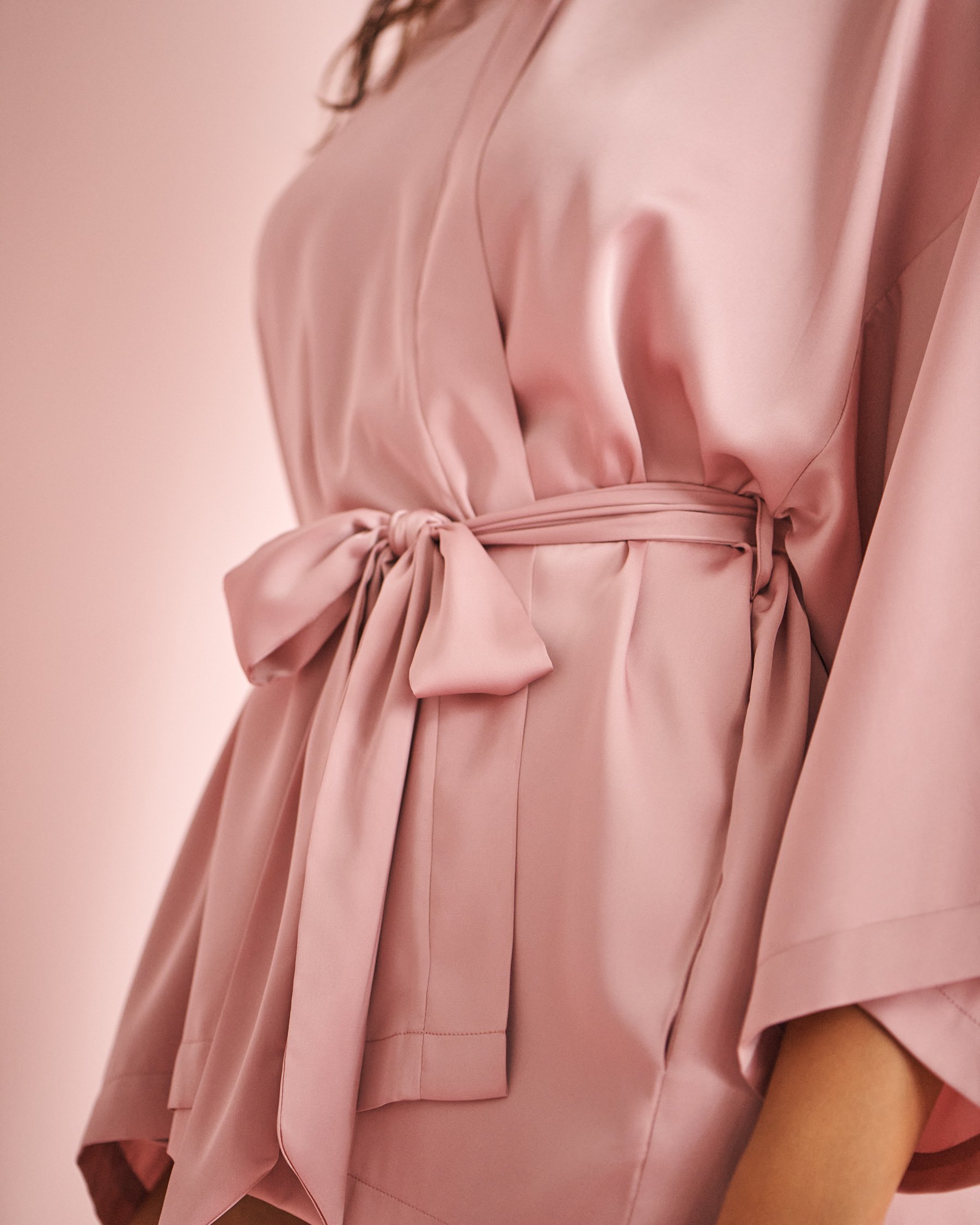 LA VIE EN ROSE Kimono court en satin Rose tendre 60600088 - Voir1