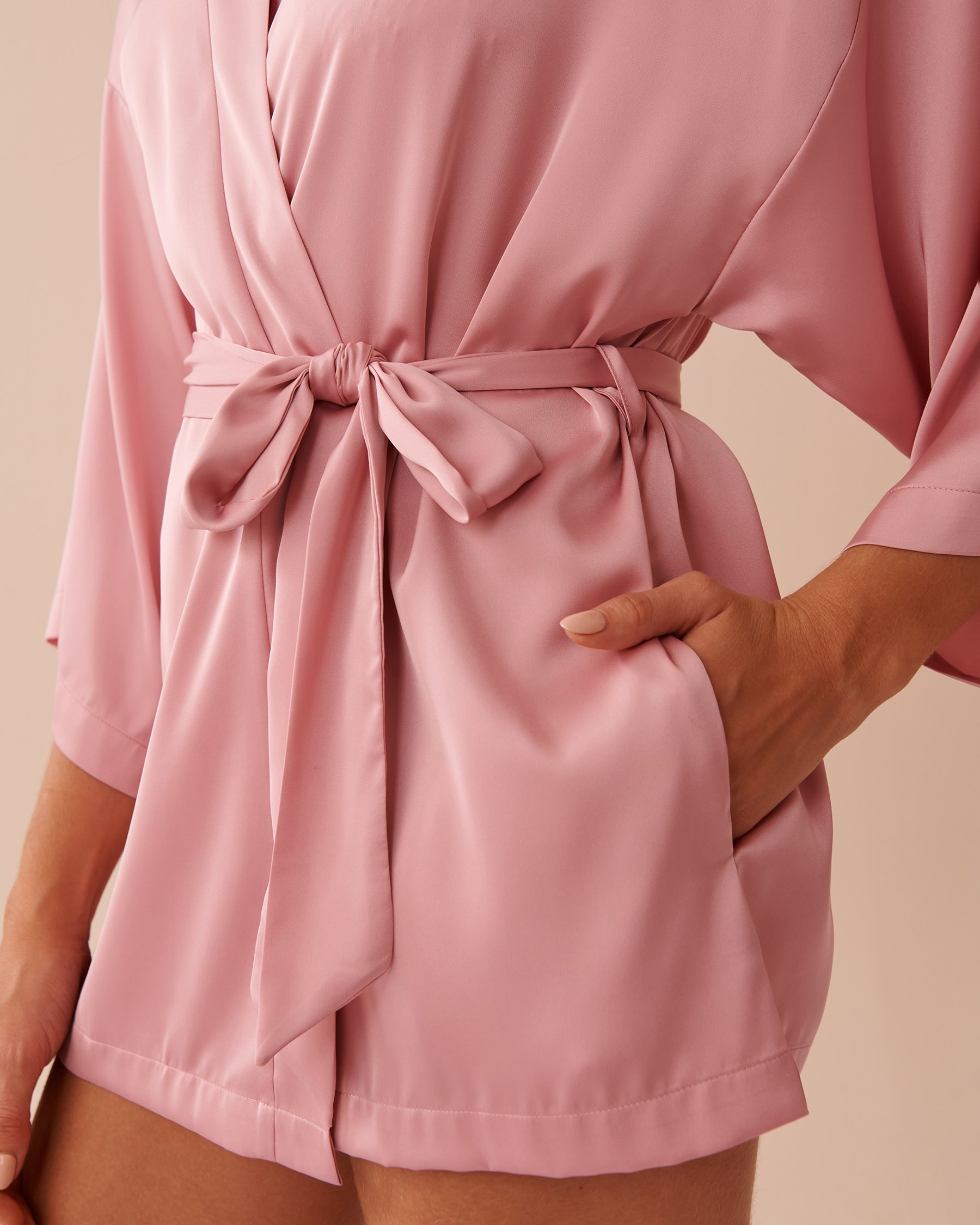 LA VIE EN ROSE Kimono court en satin Rose tendre 60600088 - Voir6