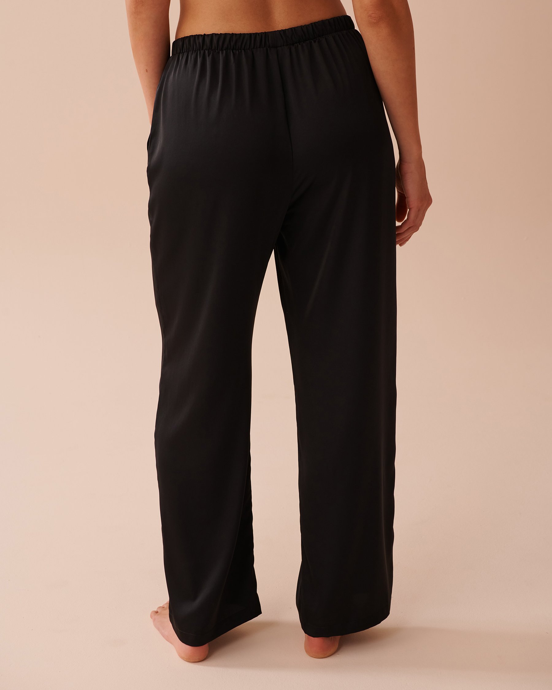 LA VIE EN ROSE Ensemble pyjama manches courtes en satin Noir 60400048 - View5