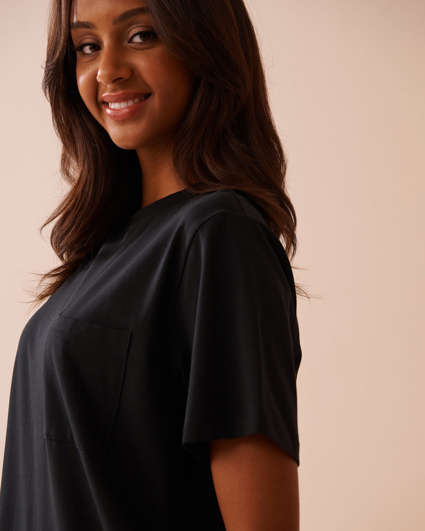 LA VIE EN ROSE T-shirt en coton à poche Noir 40100677 - Voir3