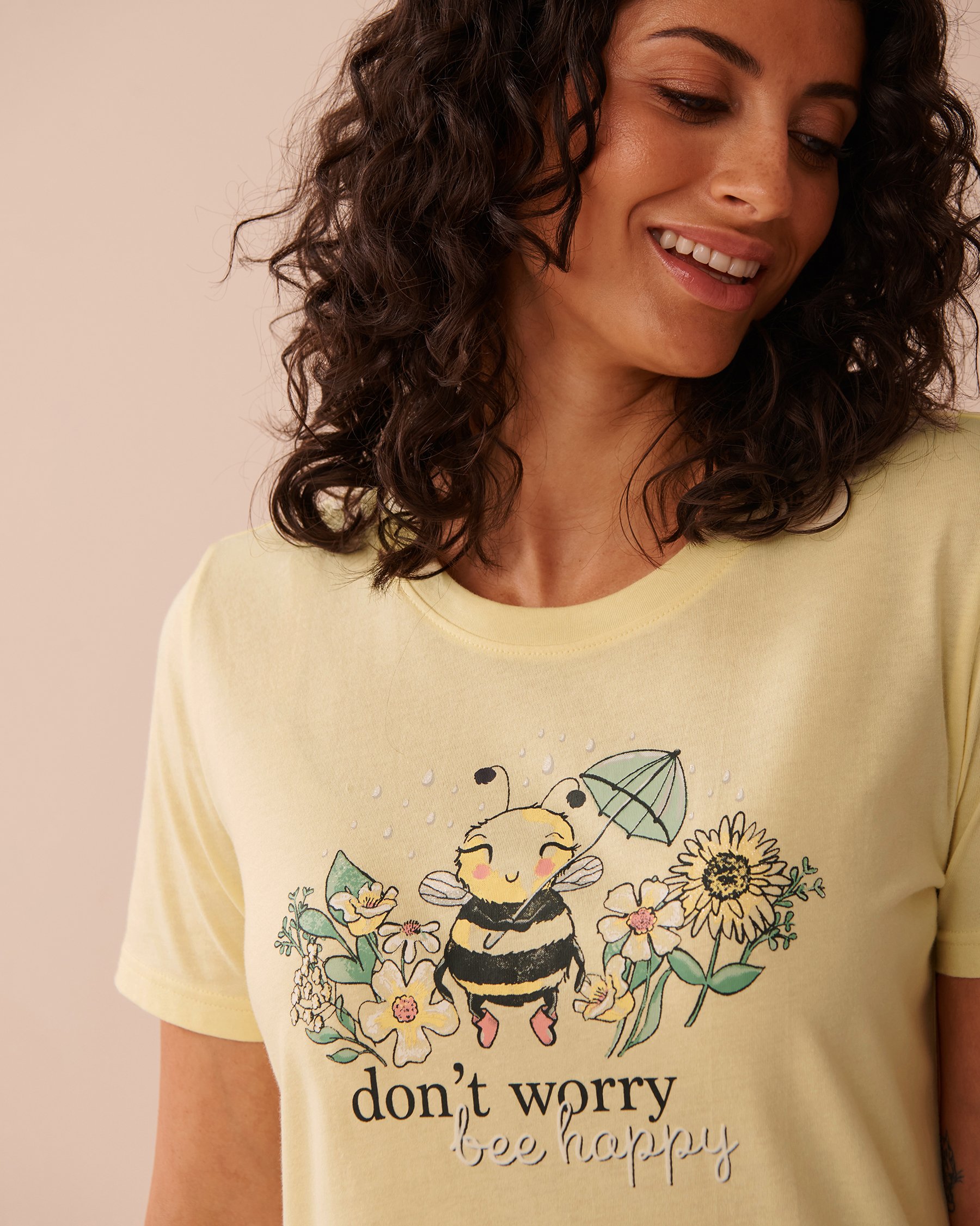 LA VIE EN ROSE Chemise de nuit manches courtes à imprimé abeille Jaune pâle 40500412 - View3