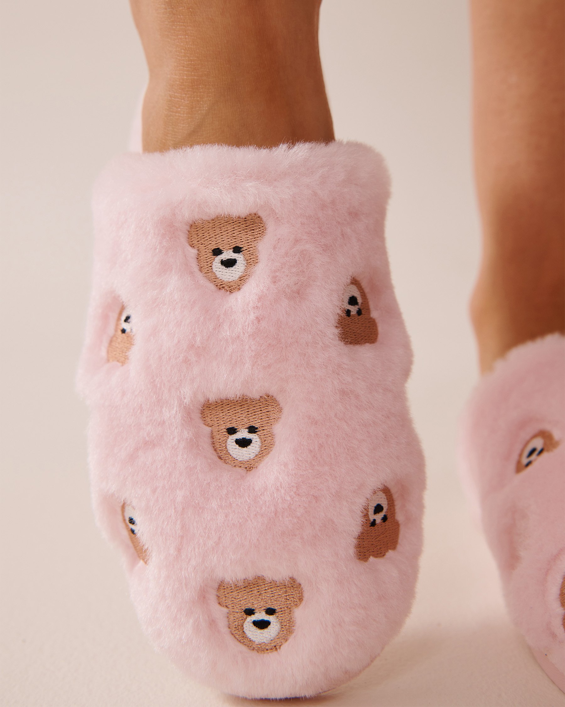 LA VIE EN ROSE Pantoufles brodées en fausse laine Rose féerique 40700372 - View3