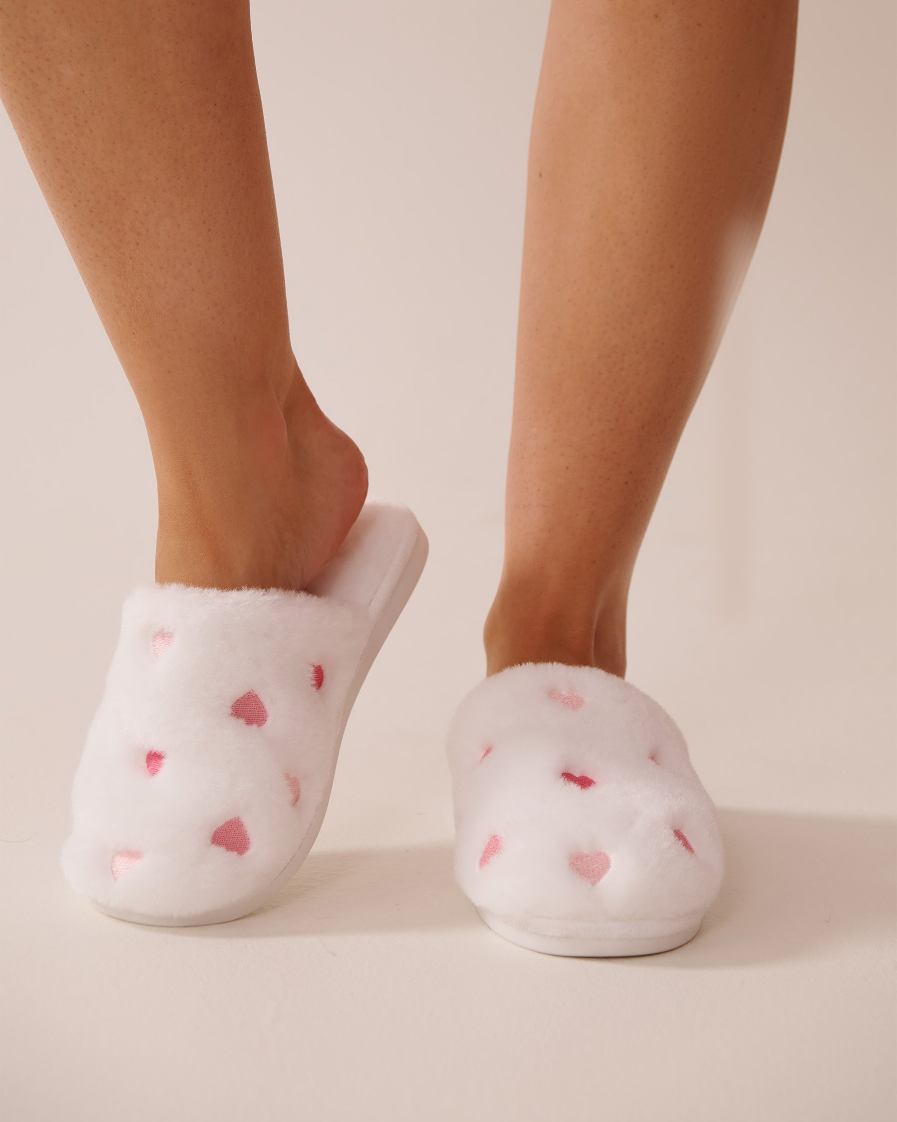 LA VIE EN ROSE Pantoufles brodées en fausse laine Blanc 40700372 - View1