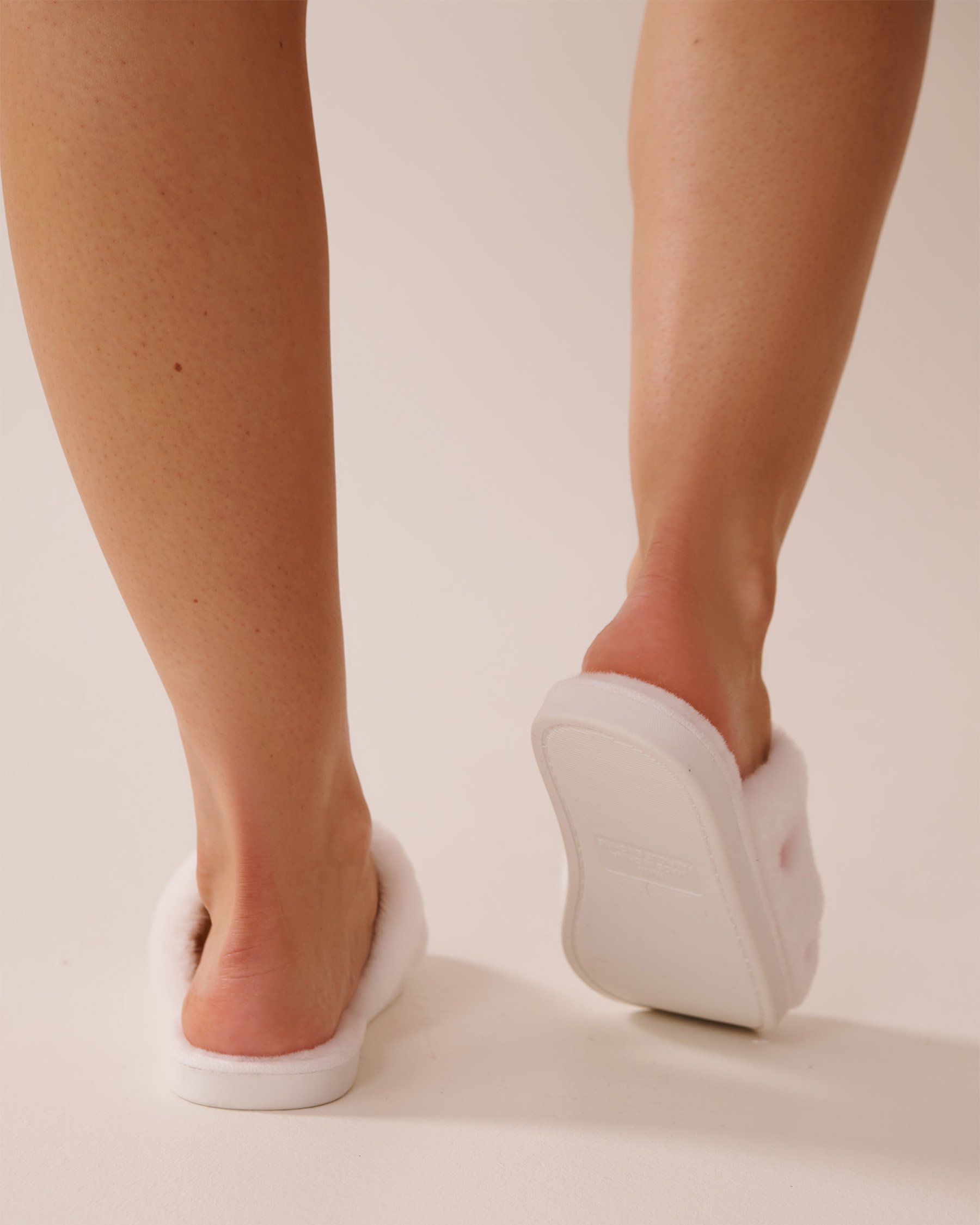 LA VIE EN ROSE Pantoufles brodées en fausse laine Blanc 40700372 - View2