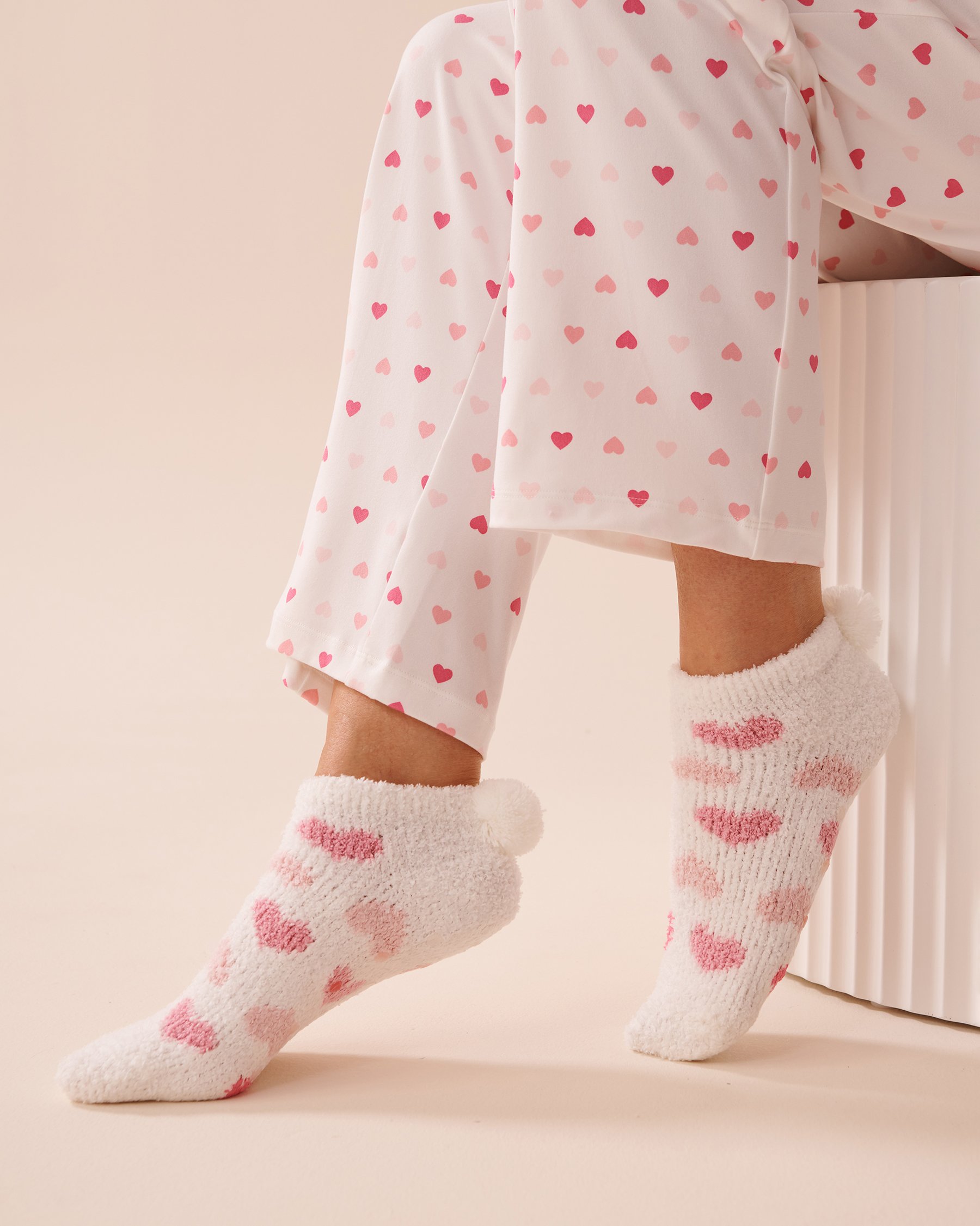 LA VIE EN ROSE Pompom Soft Plush Socks White/Pink Hearts 40700374 - View1