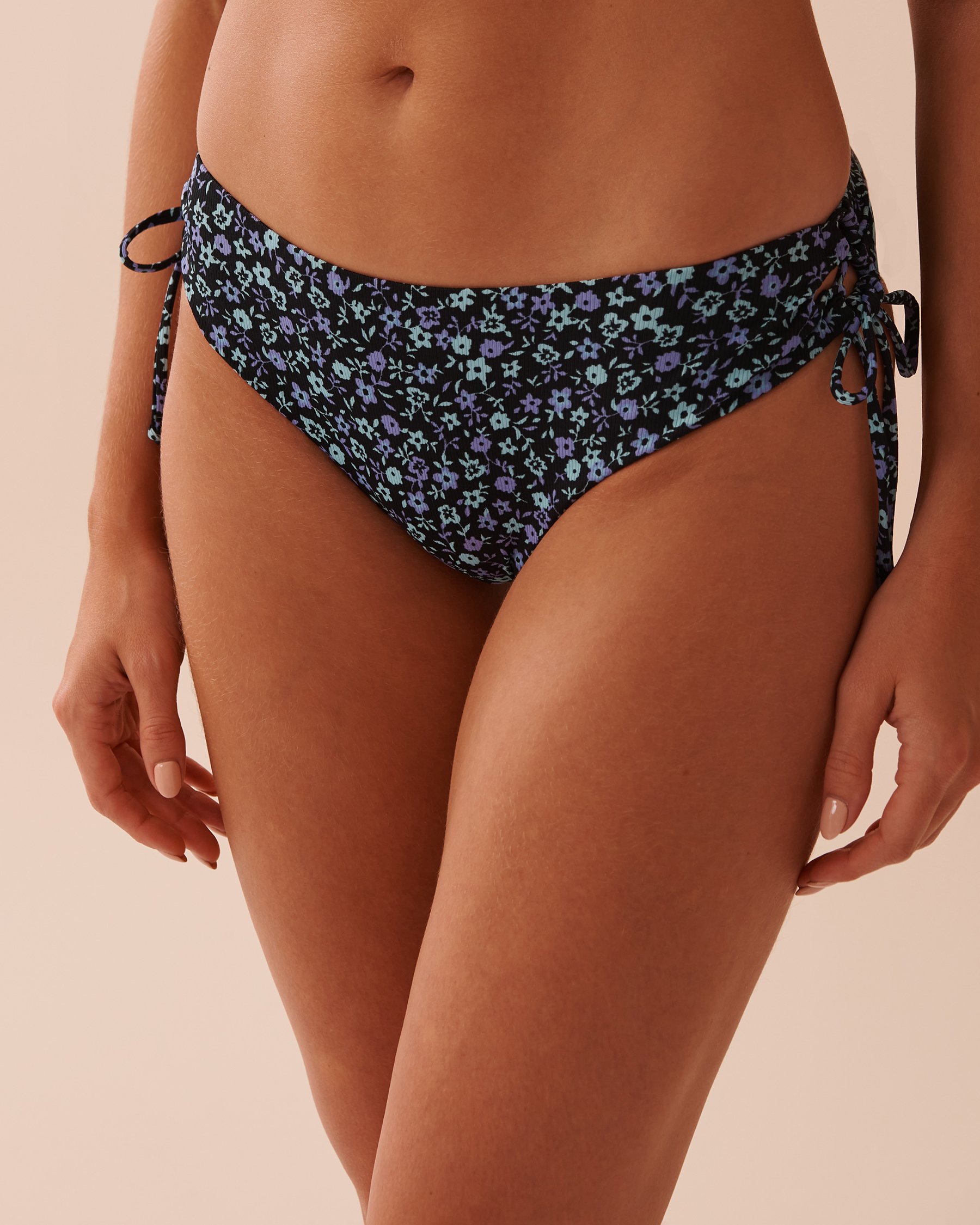LA VIE EN ROSE AQUA Bas de bikini cheeky noué aux hanches en fibres recyclées PERIWINKLE FLOWERS Pervenche en fleurs 70300649 - Voir5