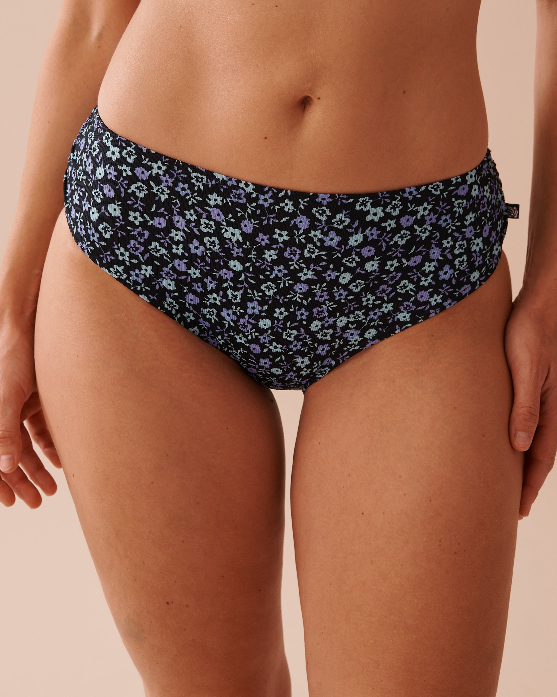 LA VIE EN ROSE AQUA Bas de bikini taille mi-haute en fibres recyclées PERIWINKLE FLOWERS Pervenche en fleurs 70300650 - Voir1