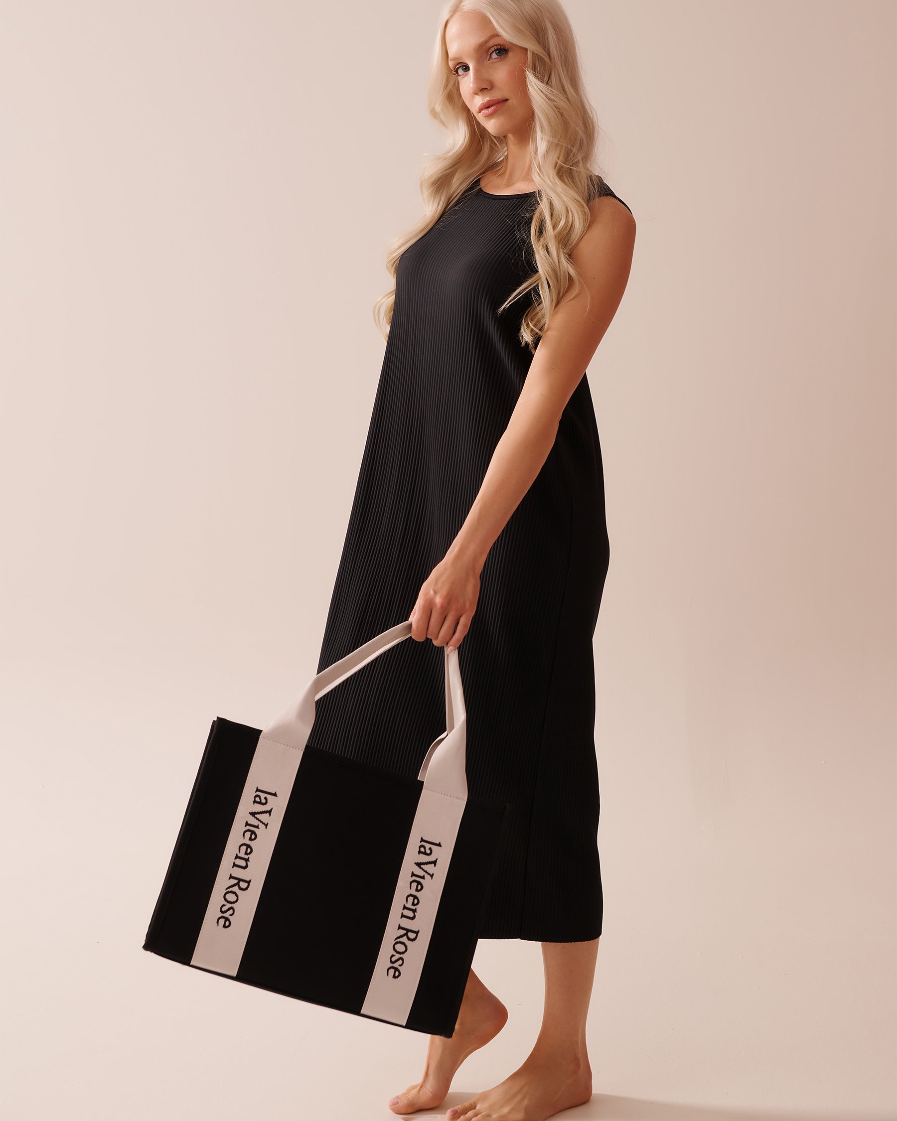 LA VIE EN ROSE Sturdy Canvas Tote Bag Black 40700376 - View4