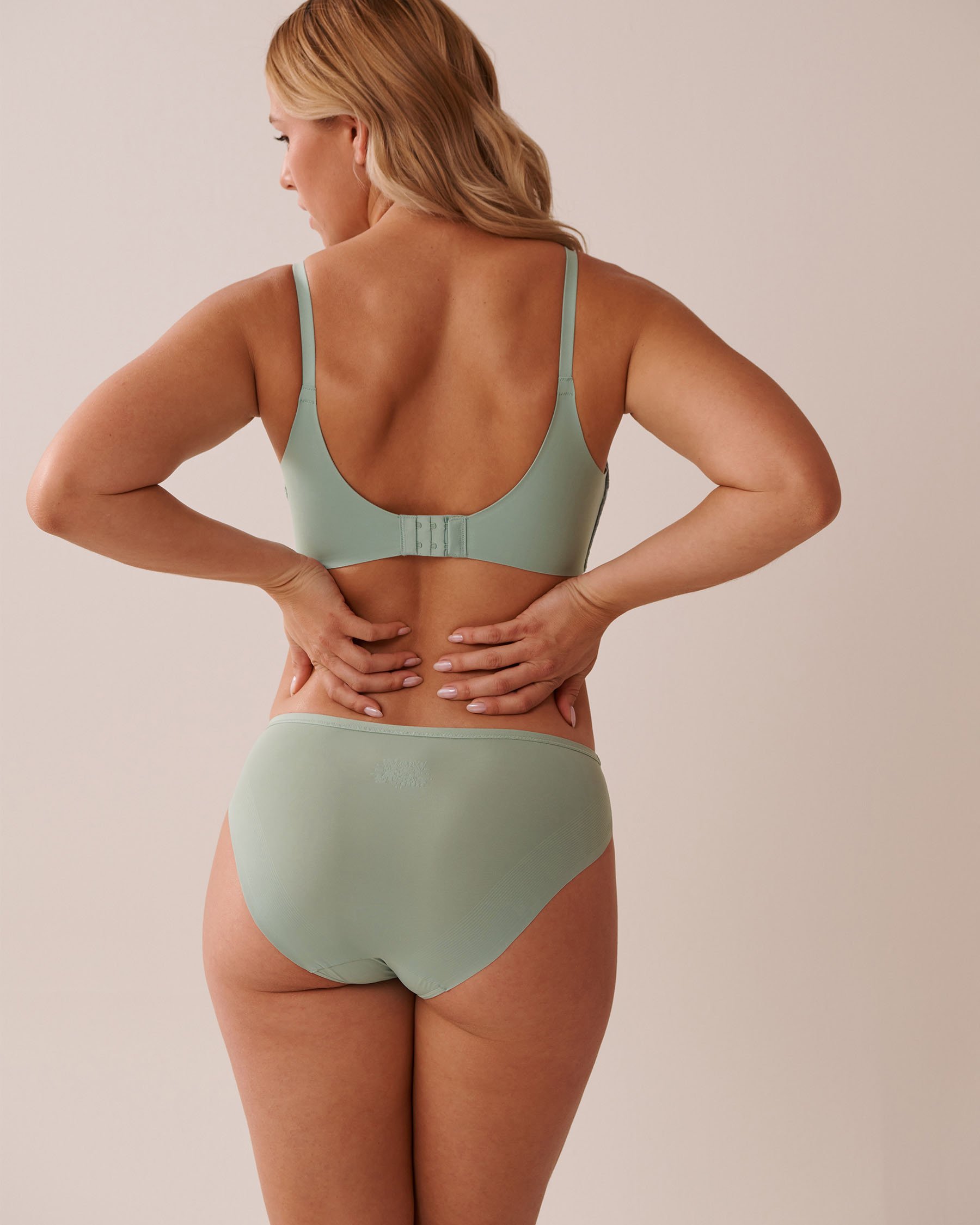 LA VIE EN ROSE Lightly Lined Wireless Sleek Back Bra Sage Green 10200472 - View2