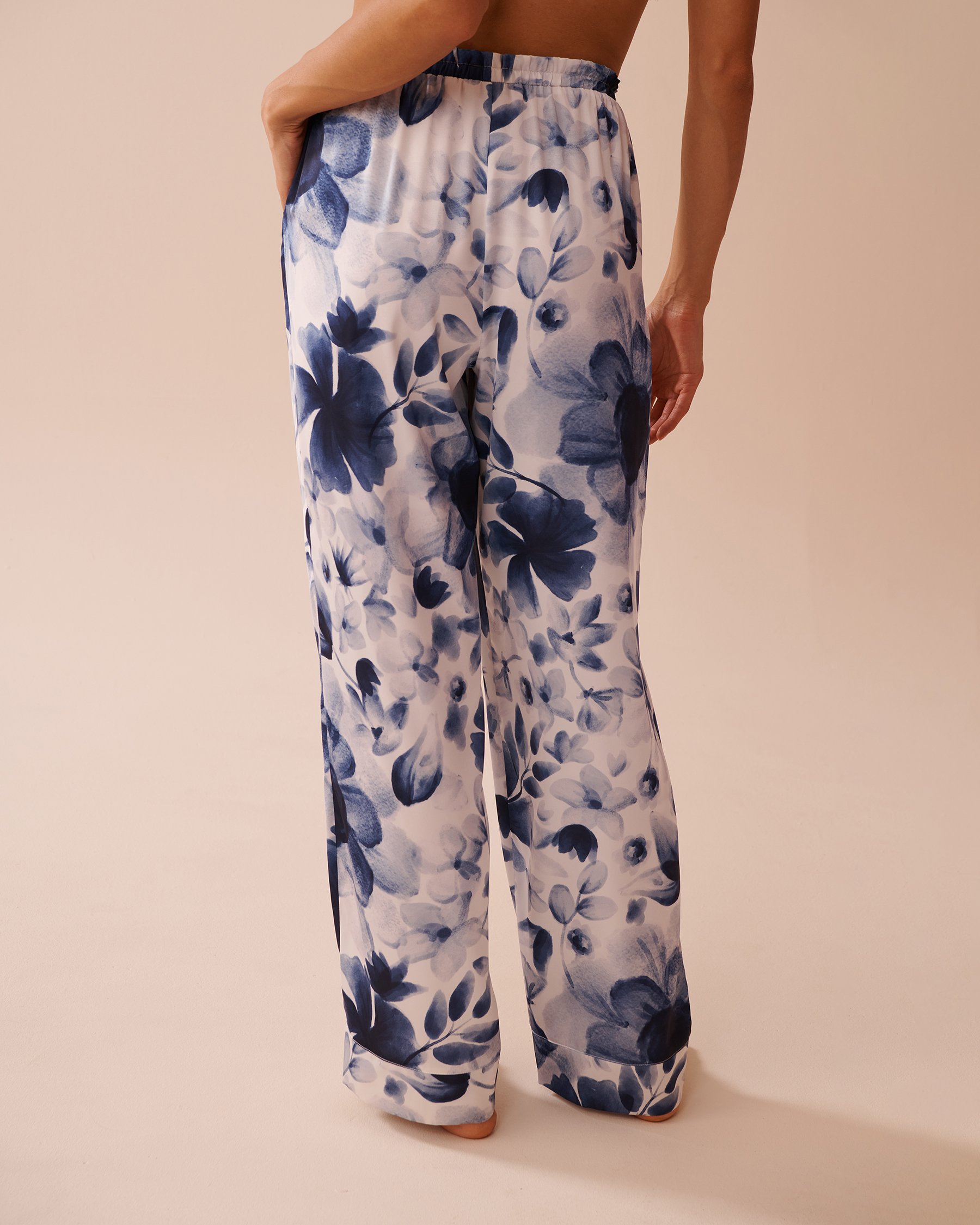 LA VIE EN ROSE Pantalon en satin à volants imprimé floral bleu Jardin nocturne 60200120 - View2