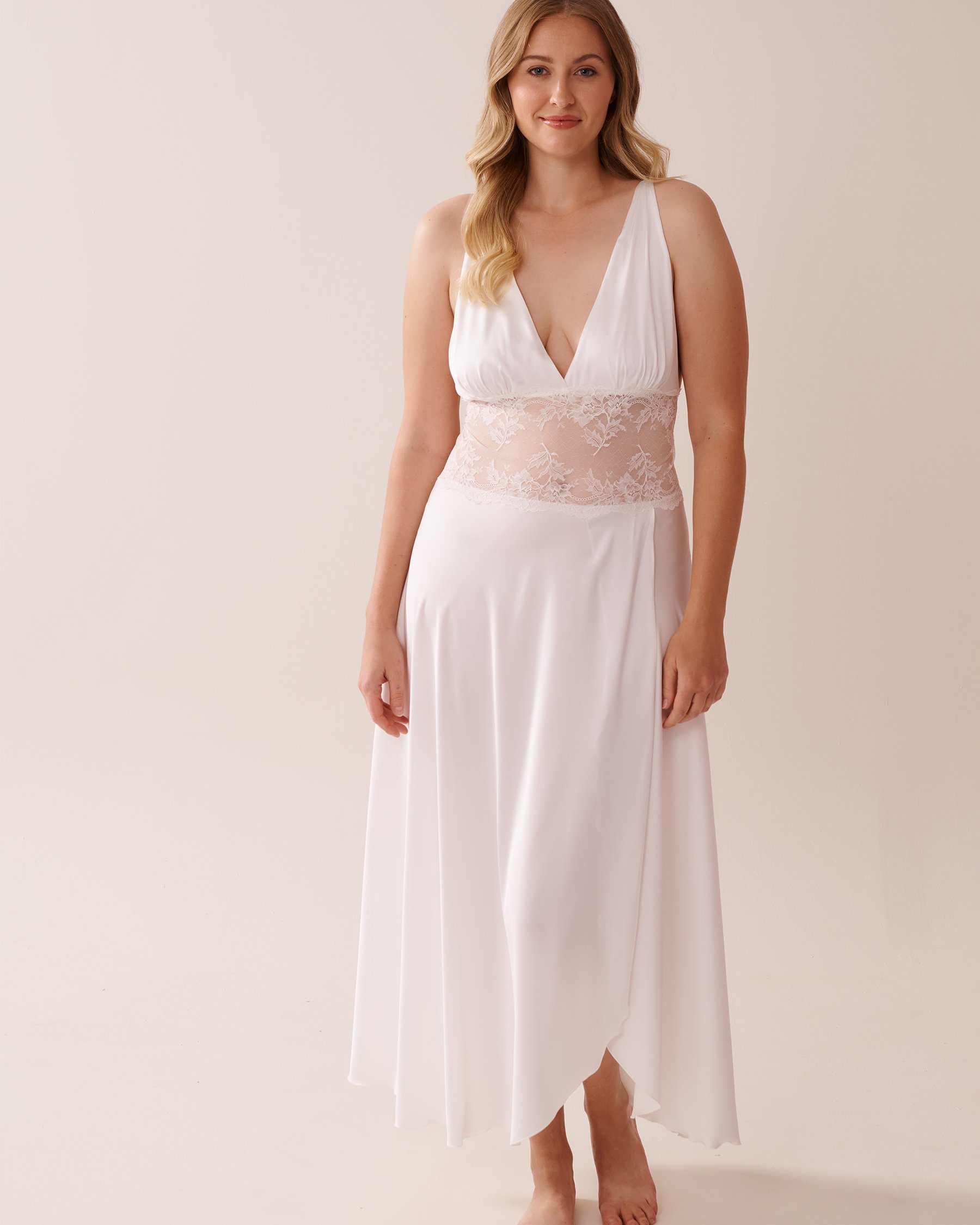 LA VIE EN ROSE Nuisette plongeante en satin et dentelle Blanc 60500181 - Voir3