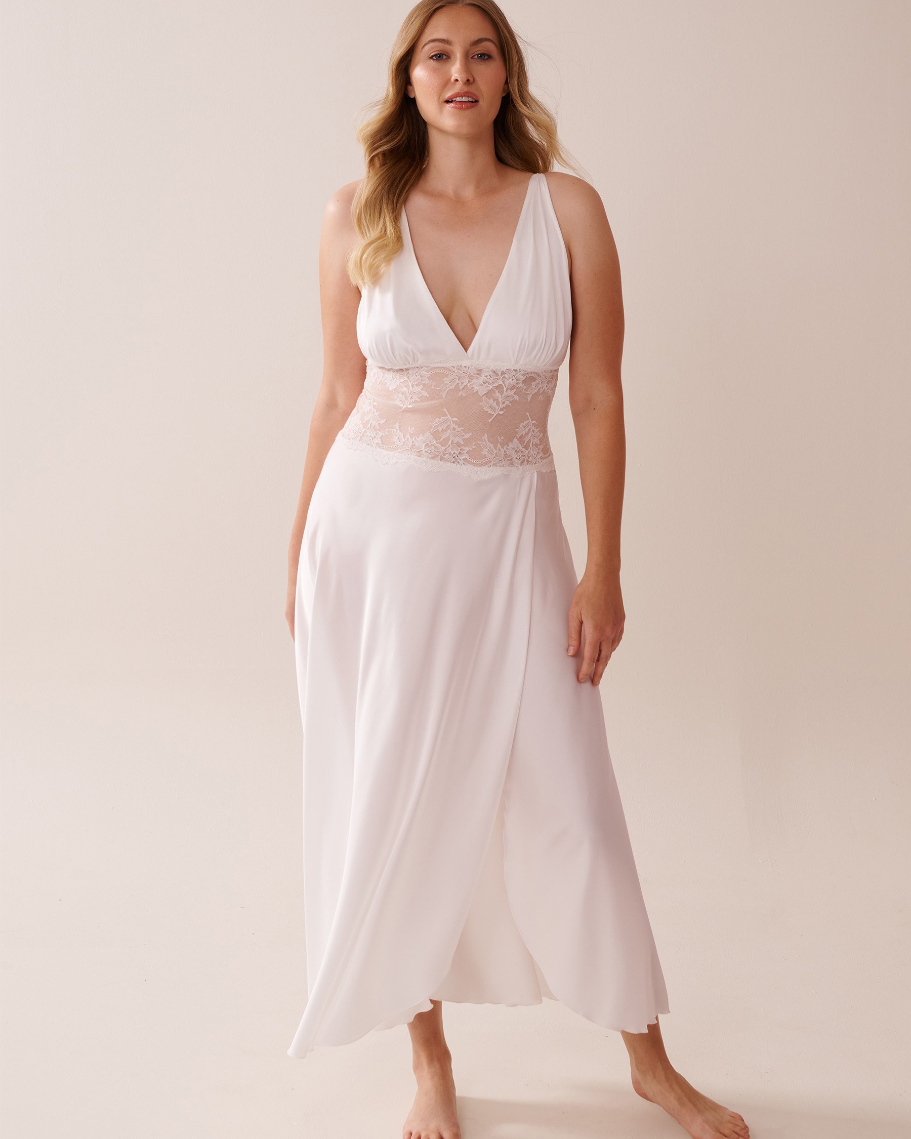 LA VIE EN ROSE Nuisette plongeante en satin et dentelle Blanc 60500181 - Voir7