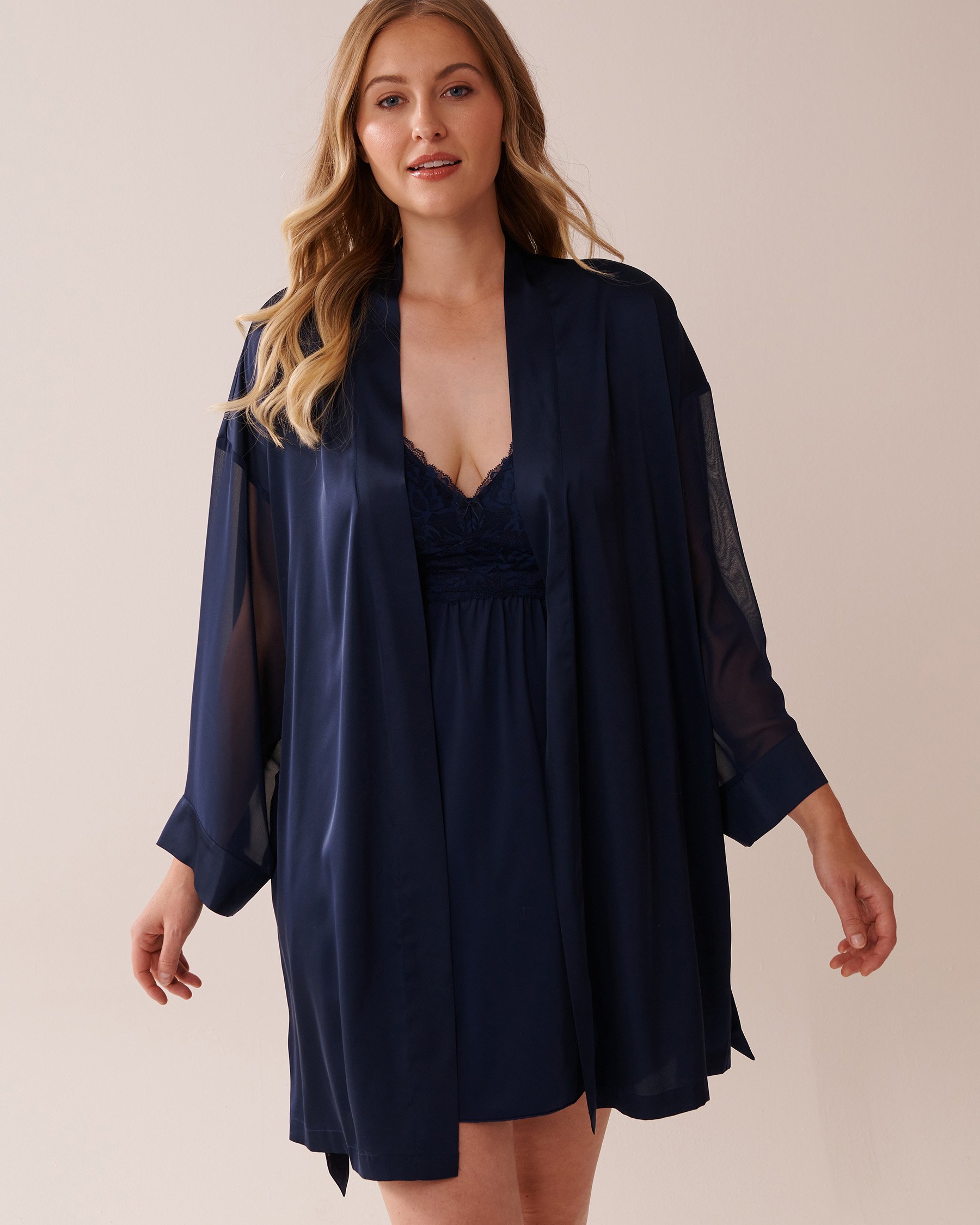 LA VIE EN ROSE Kimono en satin et chiffon Bleu marine 60600092 - Voir6