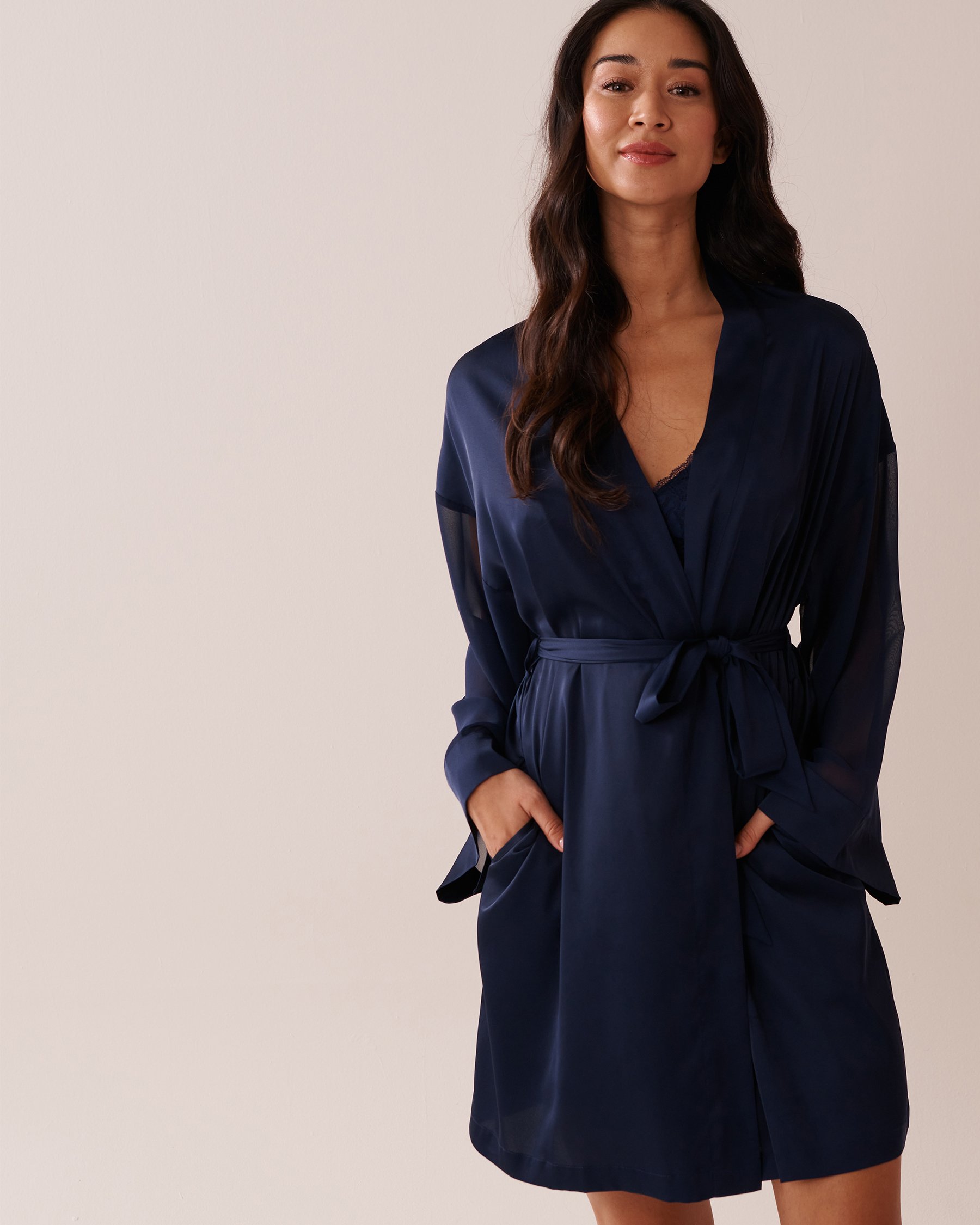 LA VIE EN ROSE Kimono en satin et chiffon Bleu marine 60600092 - Voir8