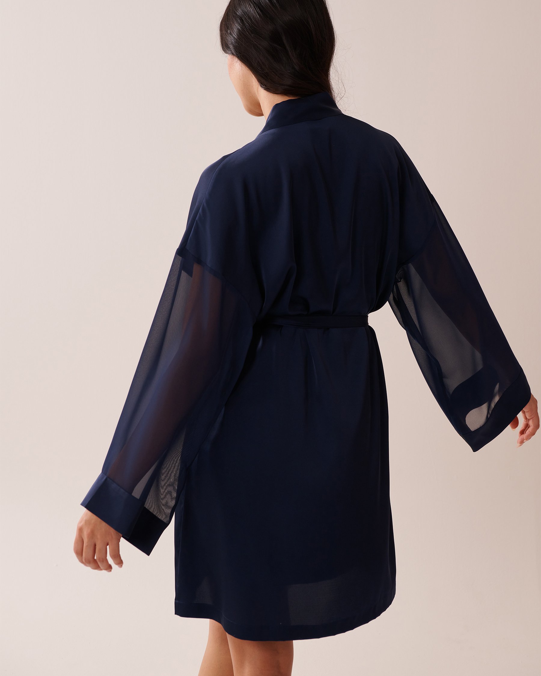 LA VIE EN ROSE Kimono en satin et chiffon Bleu marine 60600092 - Voir9