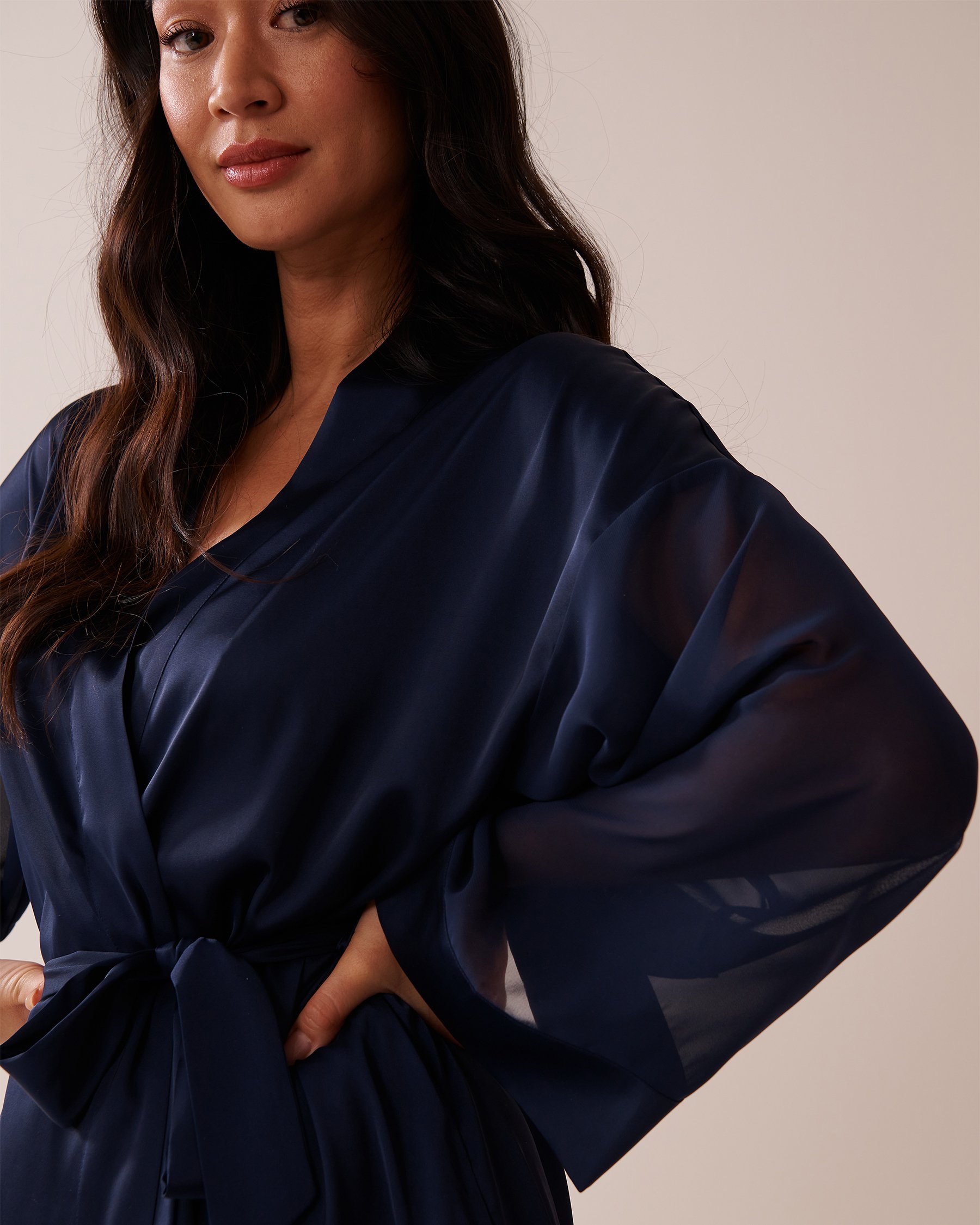 LA VIE EN ROSE Kimono en satin et chiffon Bleu marine 60600092 - Voir10