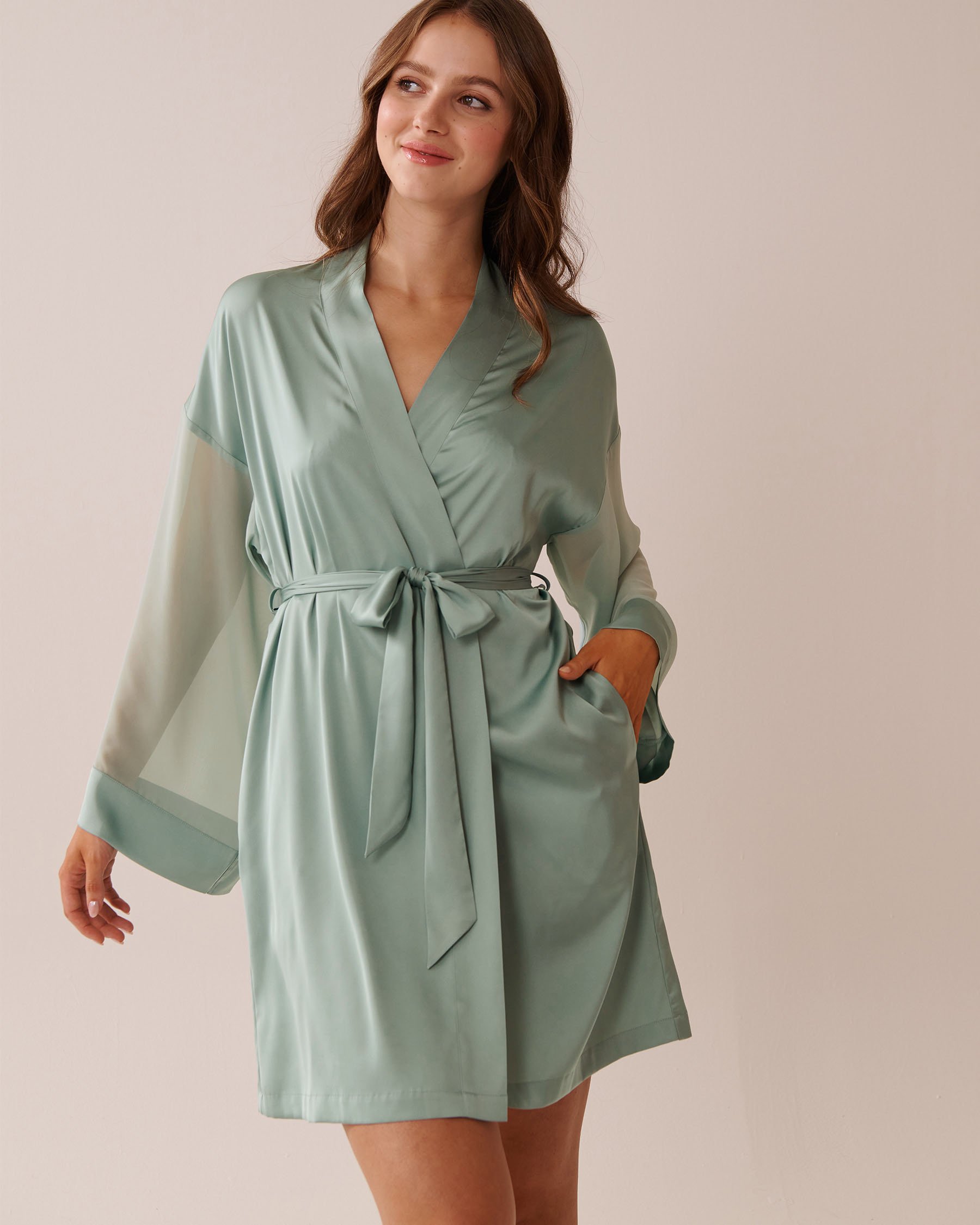 LA VIE EN ROSE Kimono en satin et chiffon Vert sauge 60600092 - Voir1