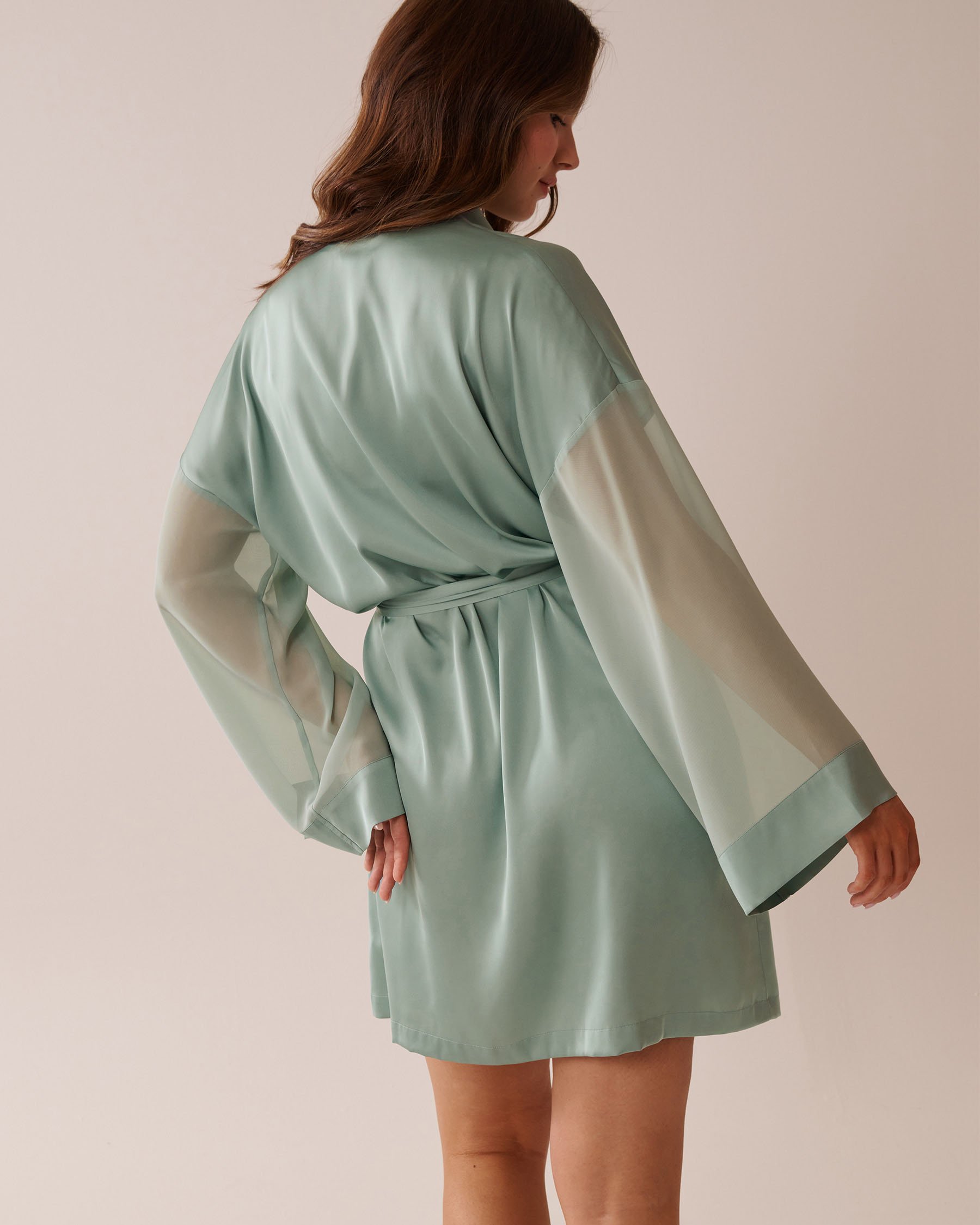 LA VIE EN ROSE Kimono en satin et chiffon Vert sauge 60600092 - View3