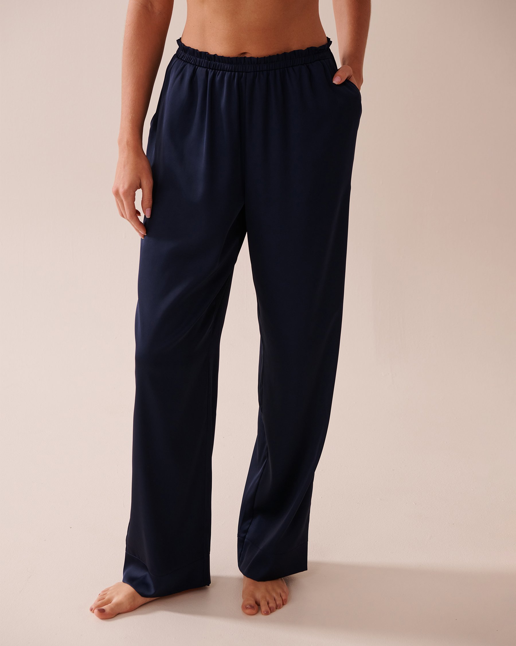 LA VIE EN ROSE Pantalon en satin à volants Bleu nuit 60200120 - Voir1