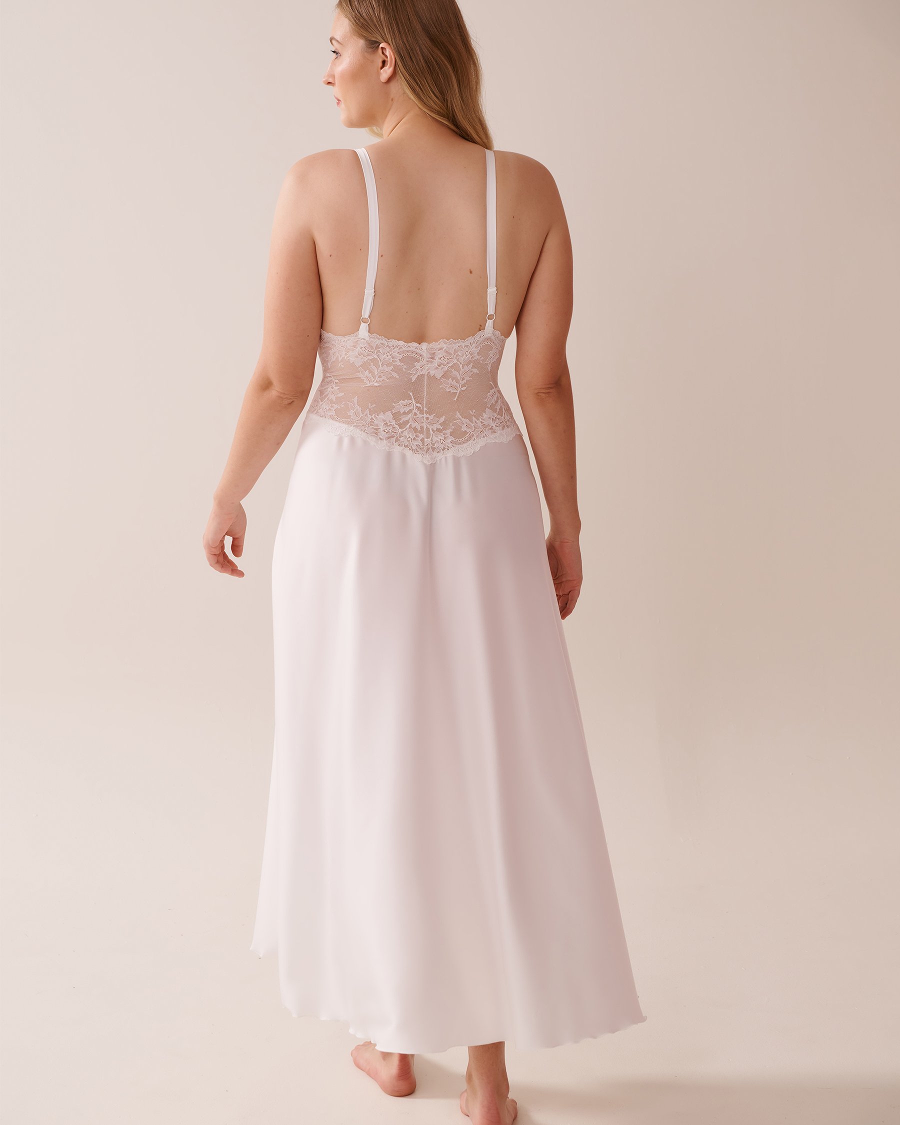 LA VIE EN ROSE Nuisette plongeante en satin et dentelle Blanc 60500181 - Voir4