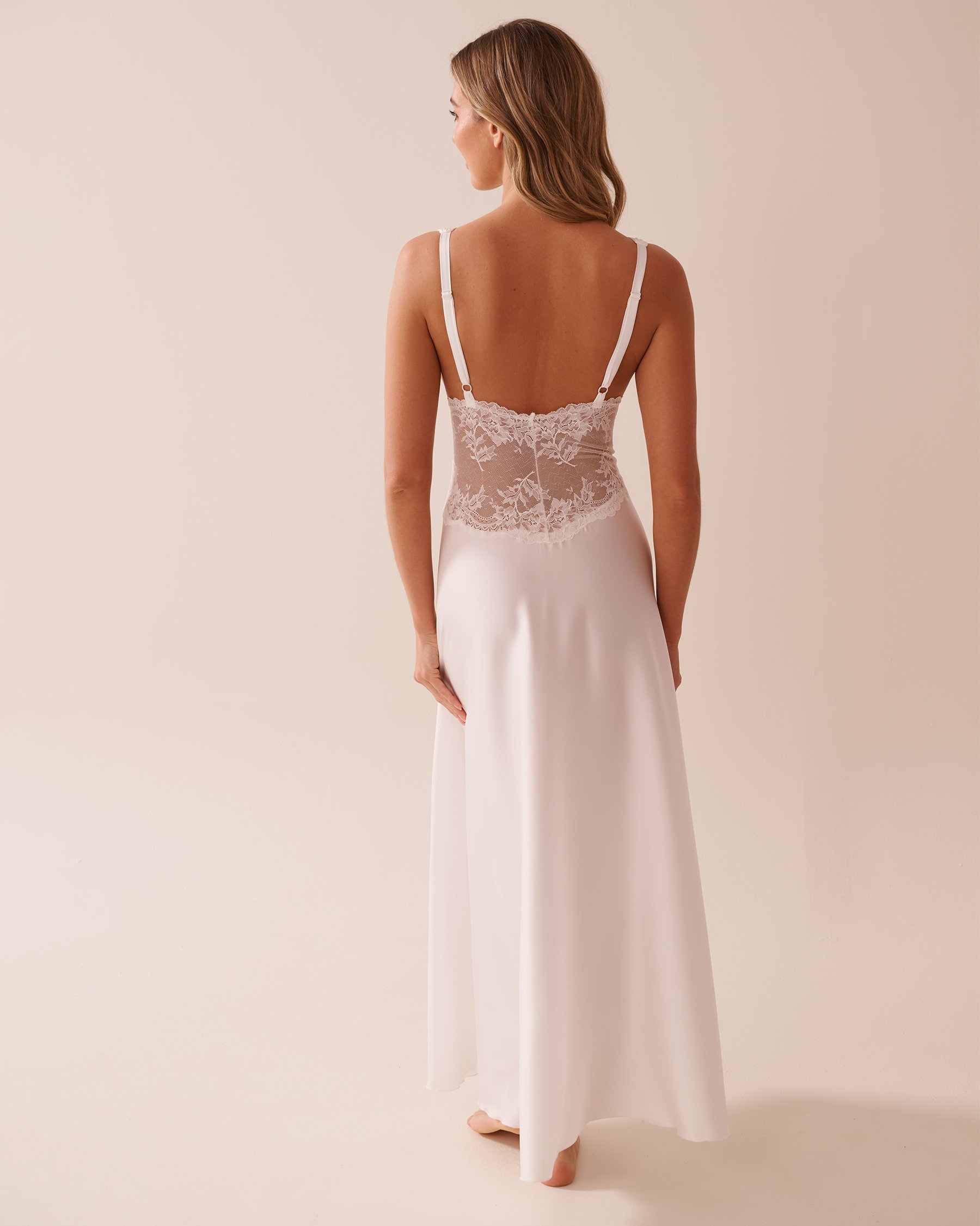 LA VIE EN ROSE Nuisette plongeante en satin et dentelle Blanc 60500181 - Voir9