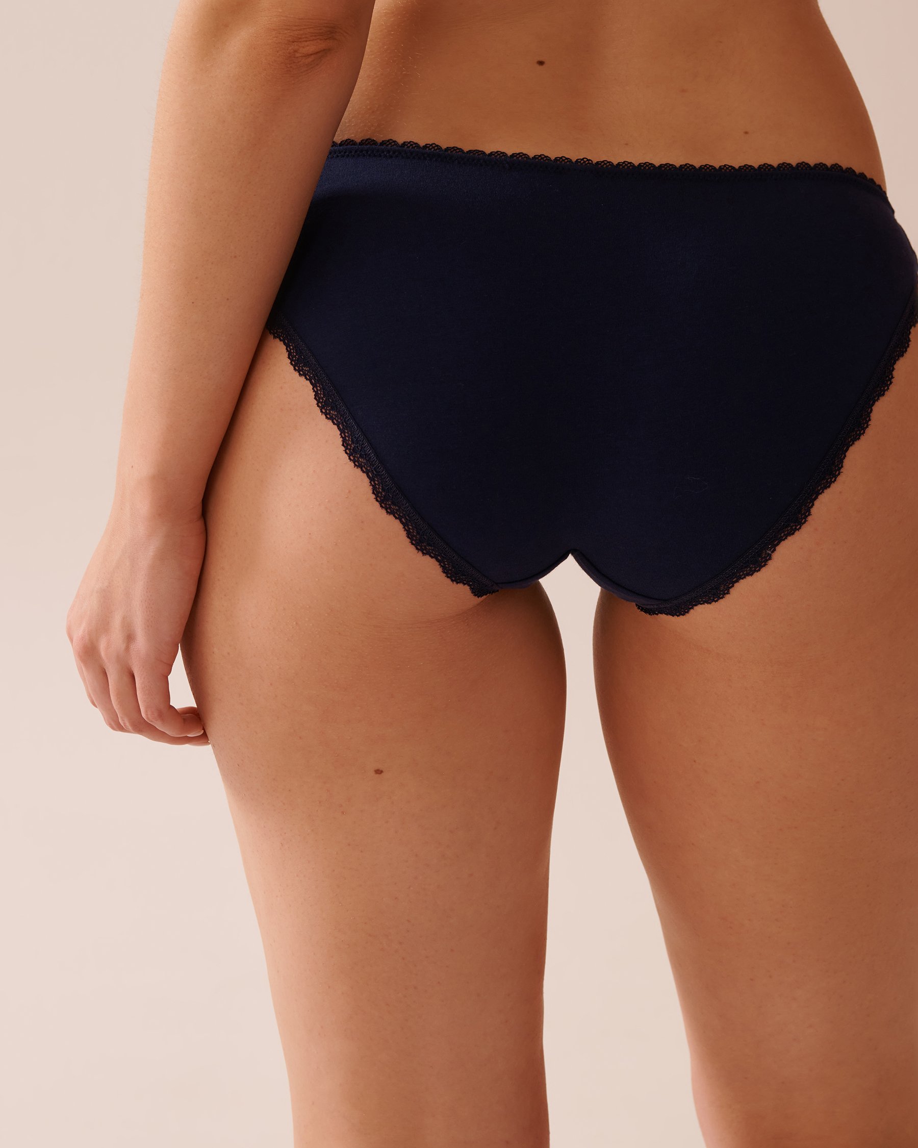 LA VIE EN ROSE Culotte bikini coton et détails de dentelle Bleu marine 20100581 - Voir2