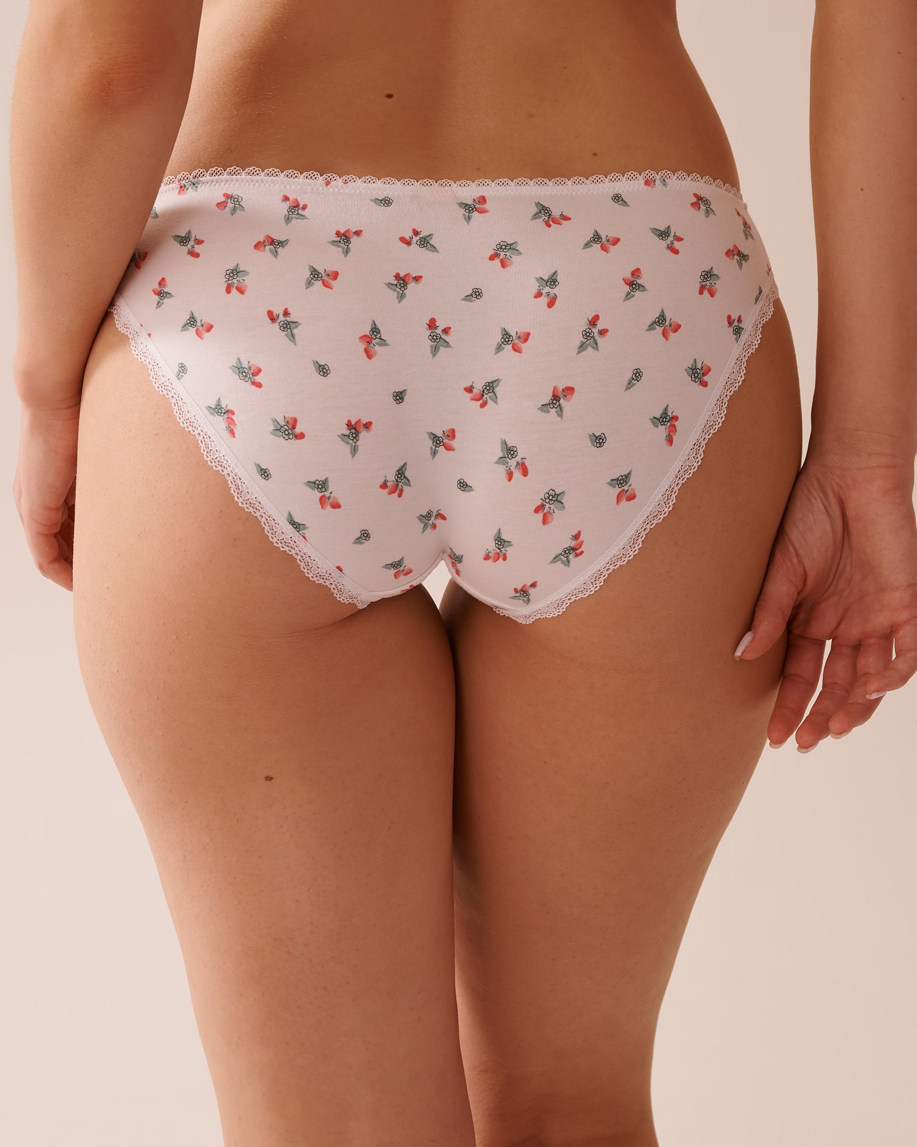 LA VIE EN ROSE Culotte bikini coton et détails de dentelle Blanc/Fraises 20100581 - Voir2