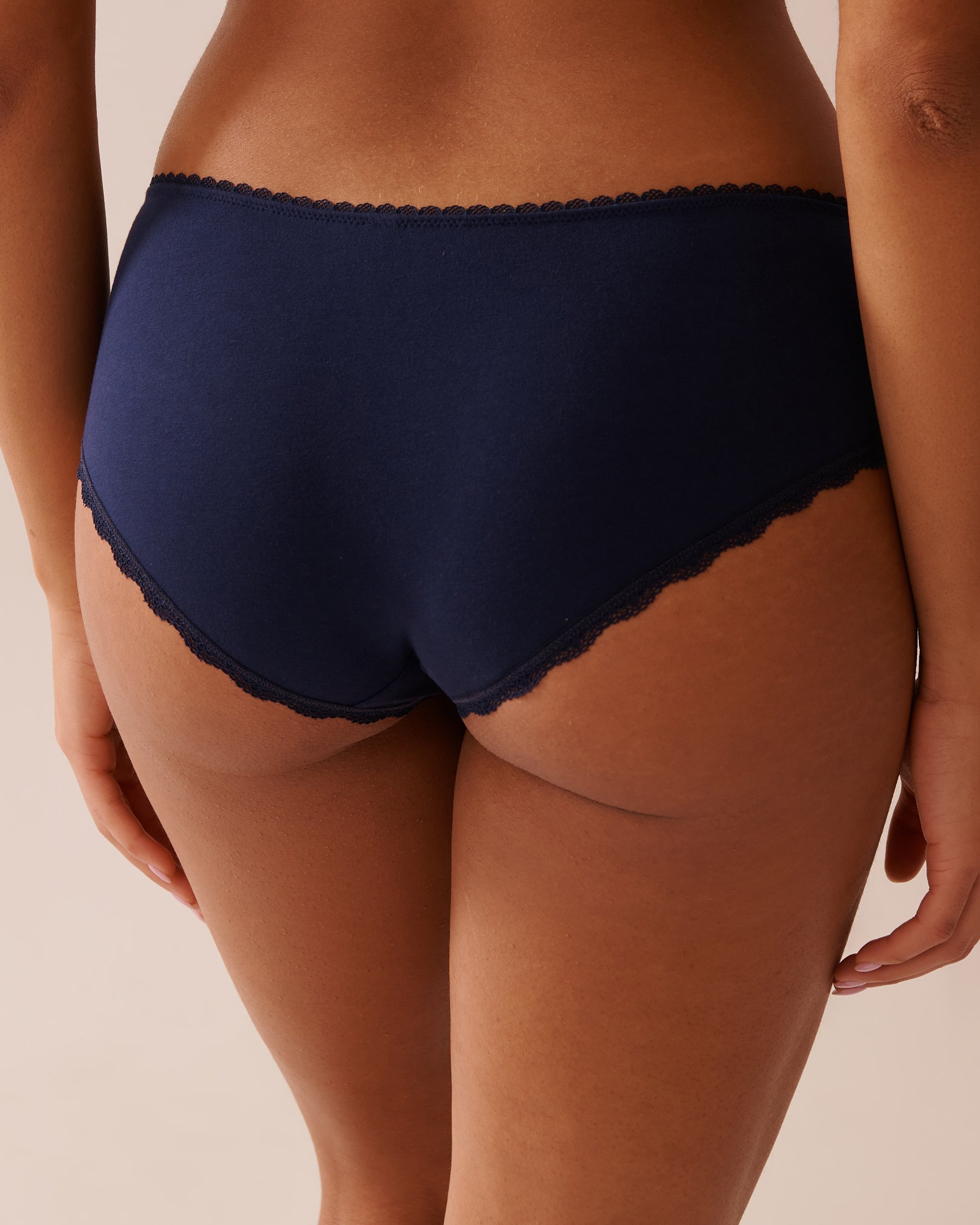 LA VIE EN ROSE Culotte aux hanches coton et détails de dentelle Bleu marine 20100582 - View2